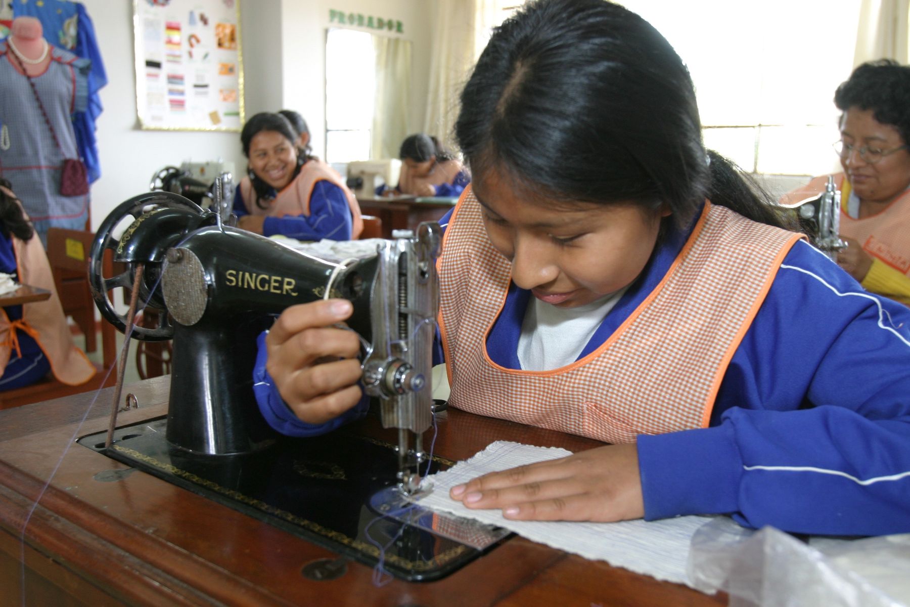Jóvenes aprenden la técnica de costura. Foto: ANDINA/ archivo.