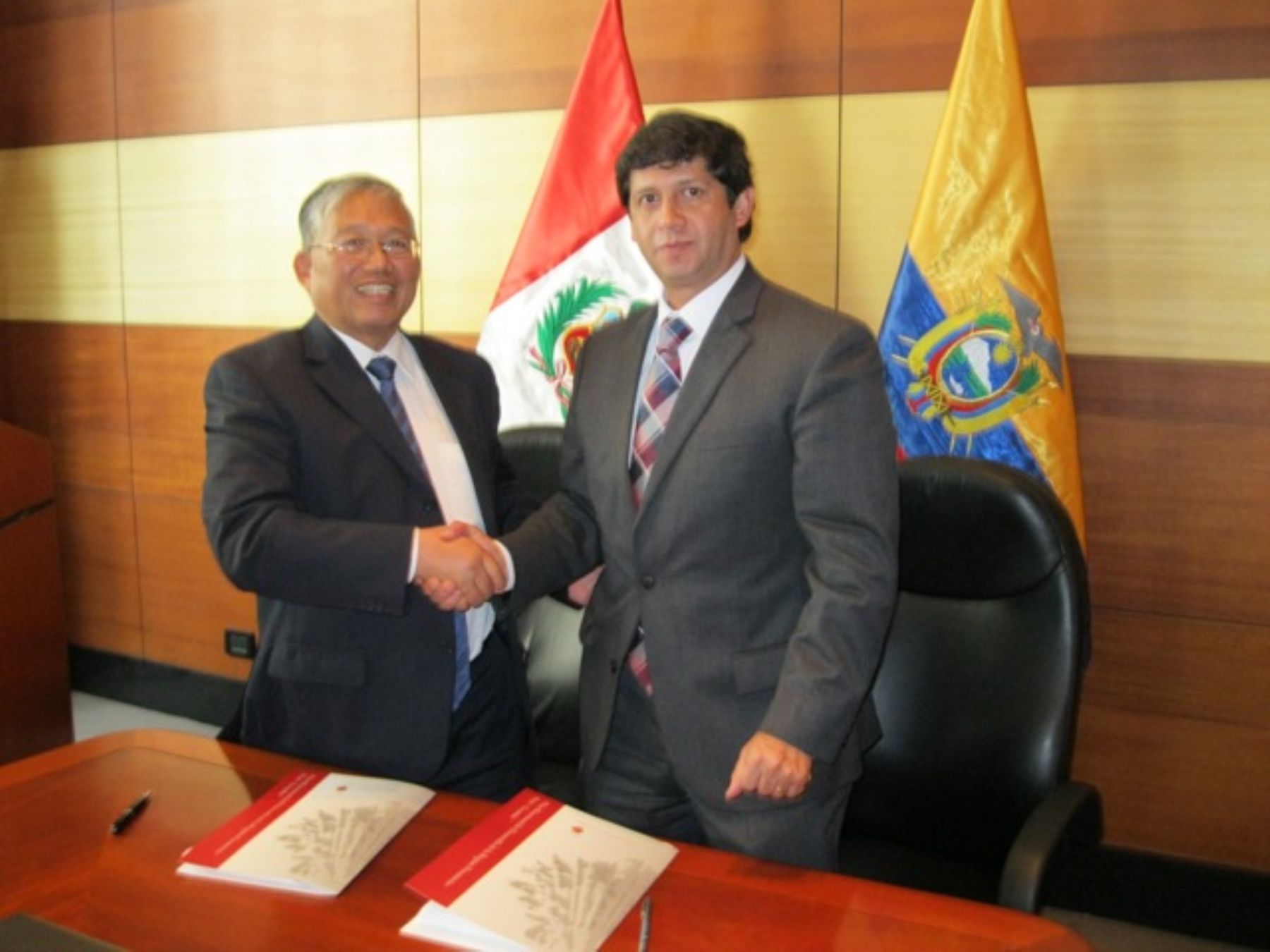 Viceministro de Transportes de Perú, Alejandro Chang Chiang, y el viceministro de Infraestructura del Transporte de Ecuador, Iván Sempértegui Gonzales. Foto: MTC.