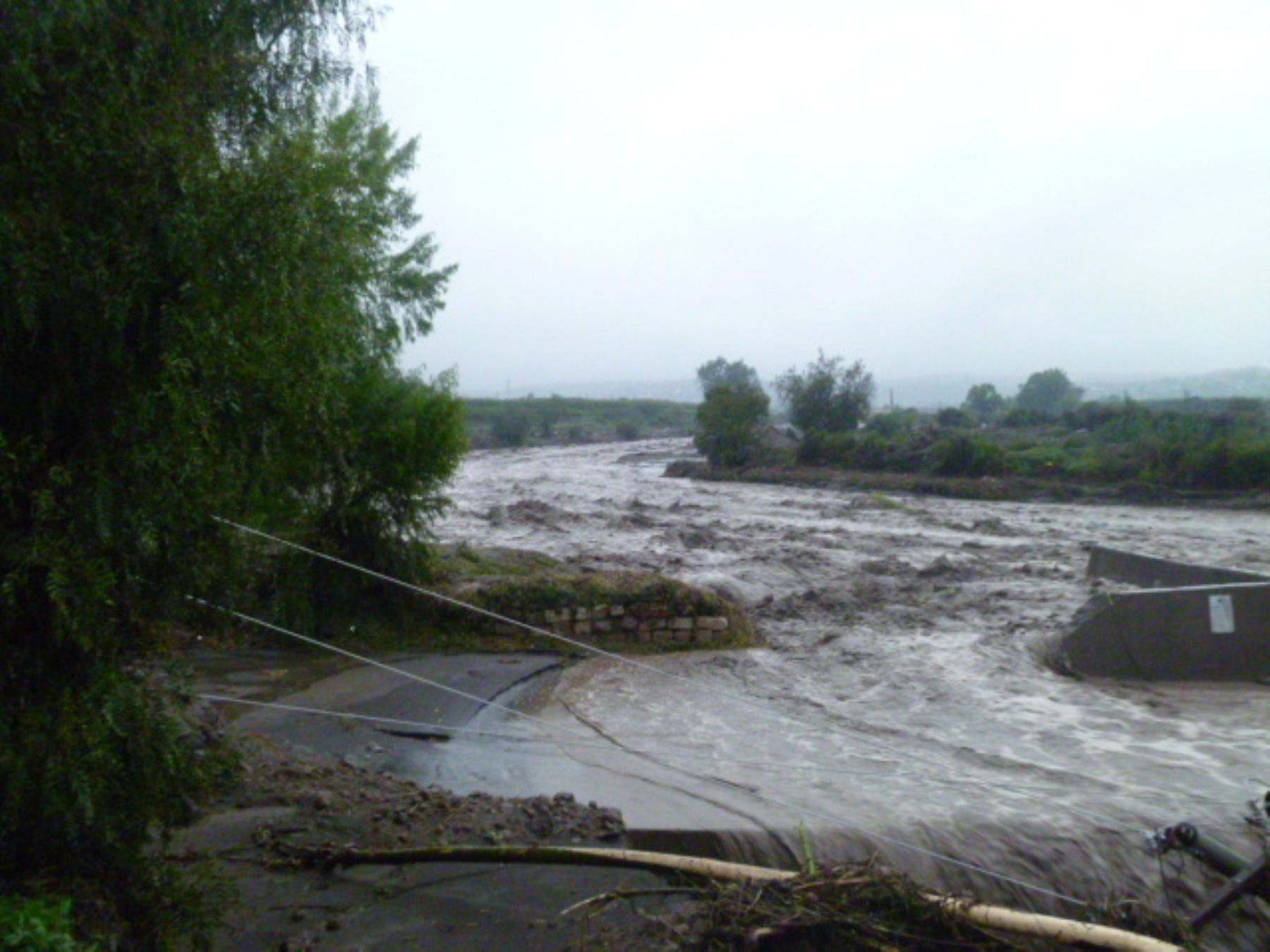 En caso de presentarse alguna emergencia por inundación, el Indeci recomienda alejarse de los cables de energía eléctrica o torres de alta tensión, evitar cruzar por los ríos que hayan aumentado su caudal. Foto: ANDINA/Difusión