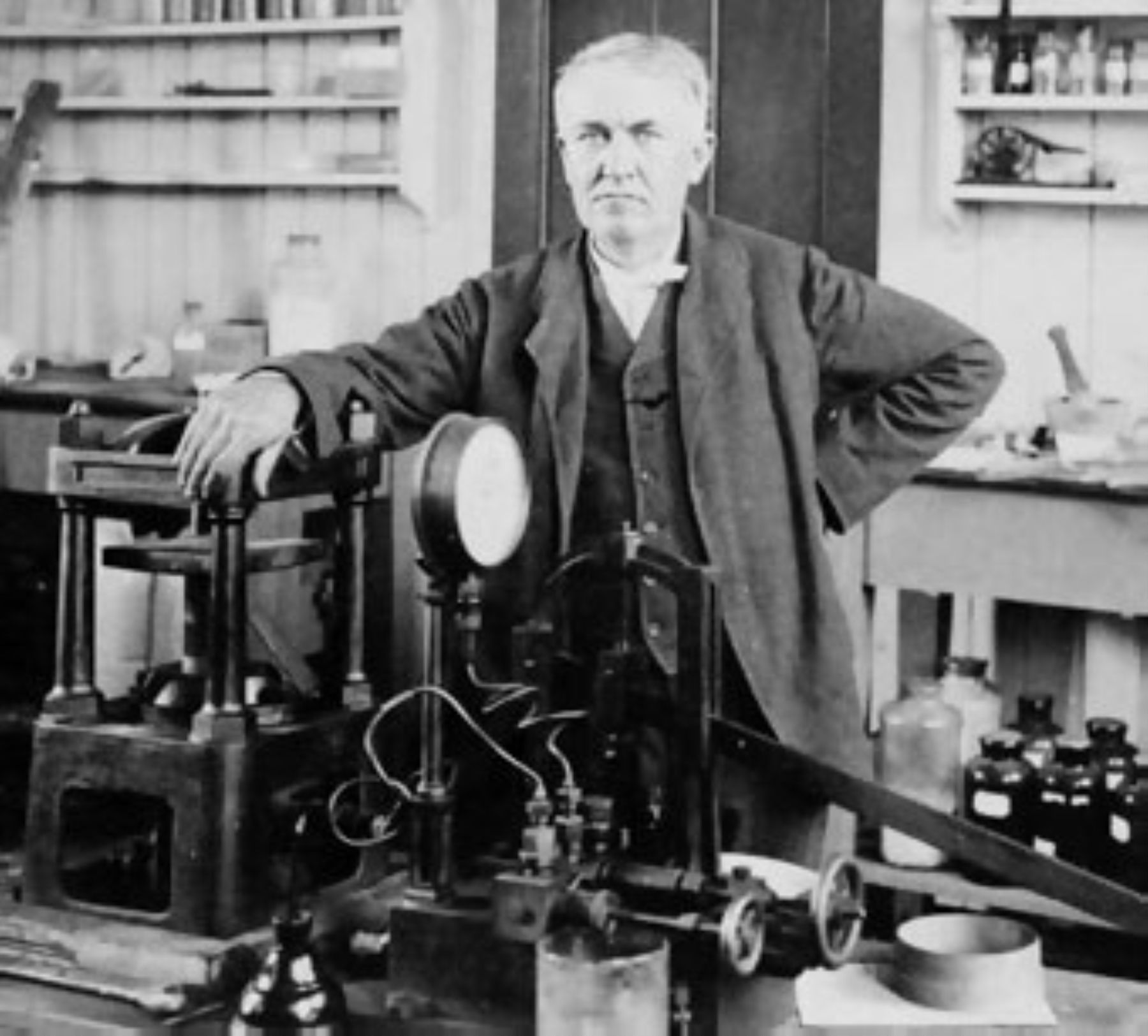 Thomas Alva Edison en su laboratorio.