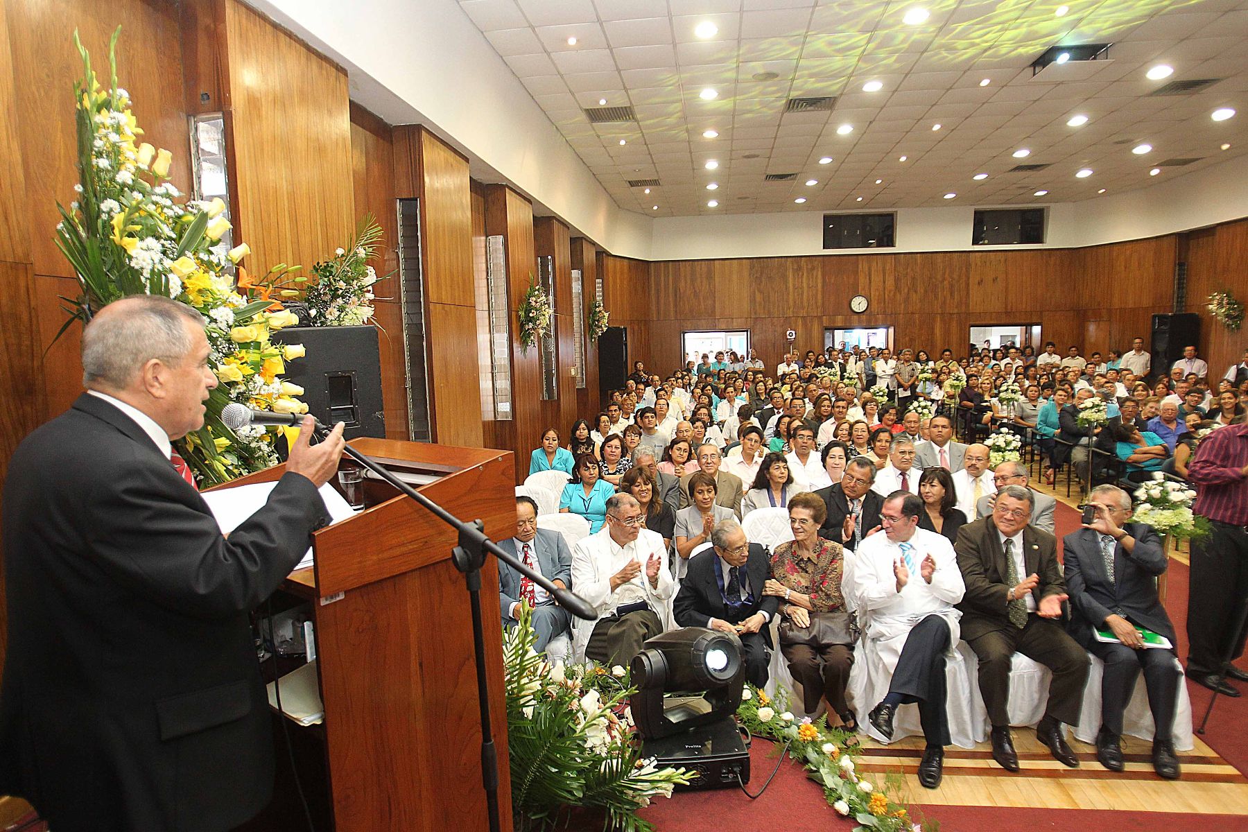 Presidente de EsSalud, Alvaro Vidal, en ceremonia por 71° aniversario de Hospital Guillermo Almenara. Foto: EsSalud