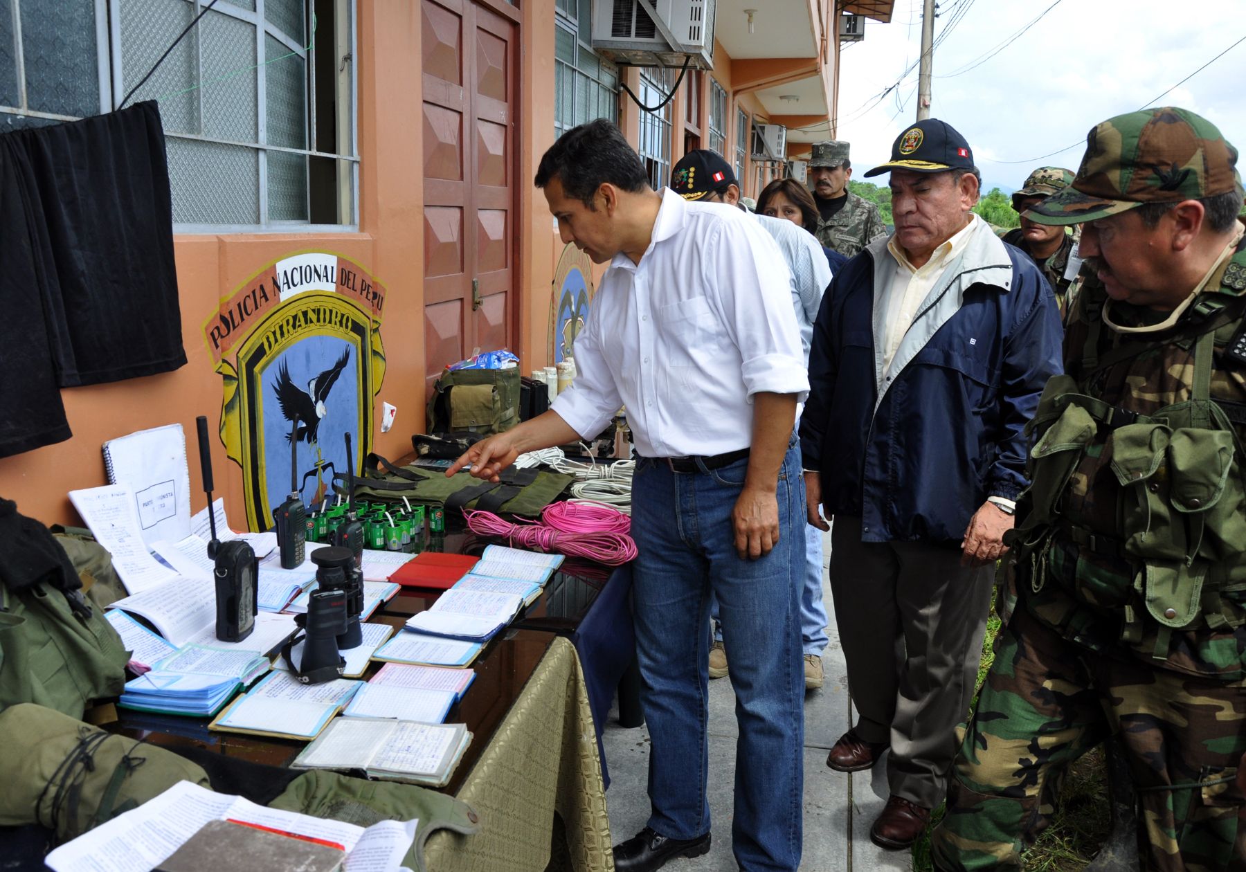 Jefe de Estado,Ollanta Humala,supervisa pertrechos de terroristas capturados por la Policía y el Ejercito.Foto:ANDINA/Job Rosales