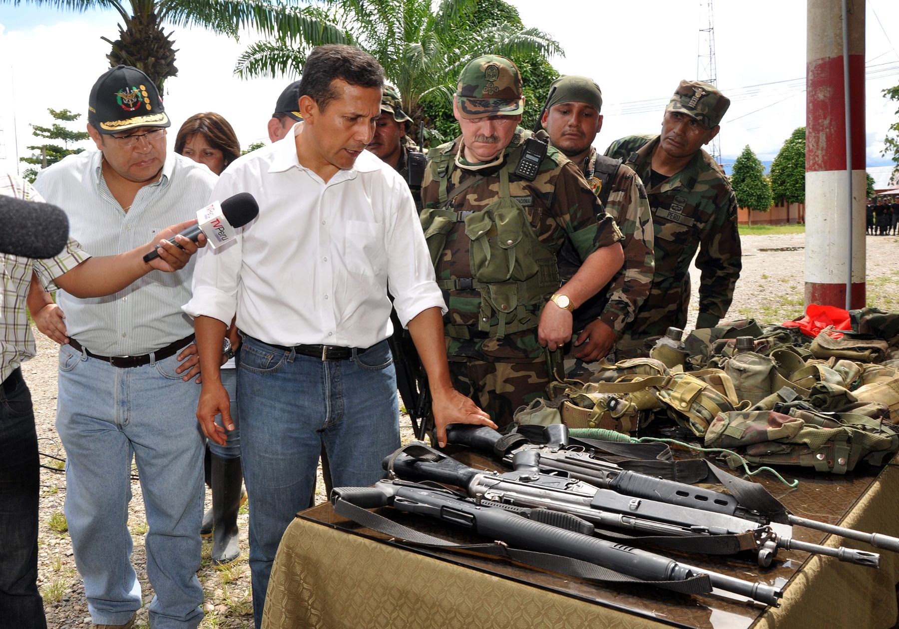 Jefe de Estado,Ollanta Humala,supervisa pertrechos de terroristas capturados por la Policía y el Ejercito.Foto:ANDINA/Job Rosales