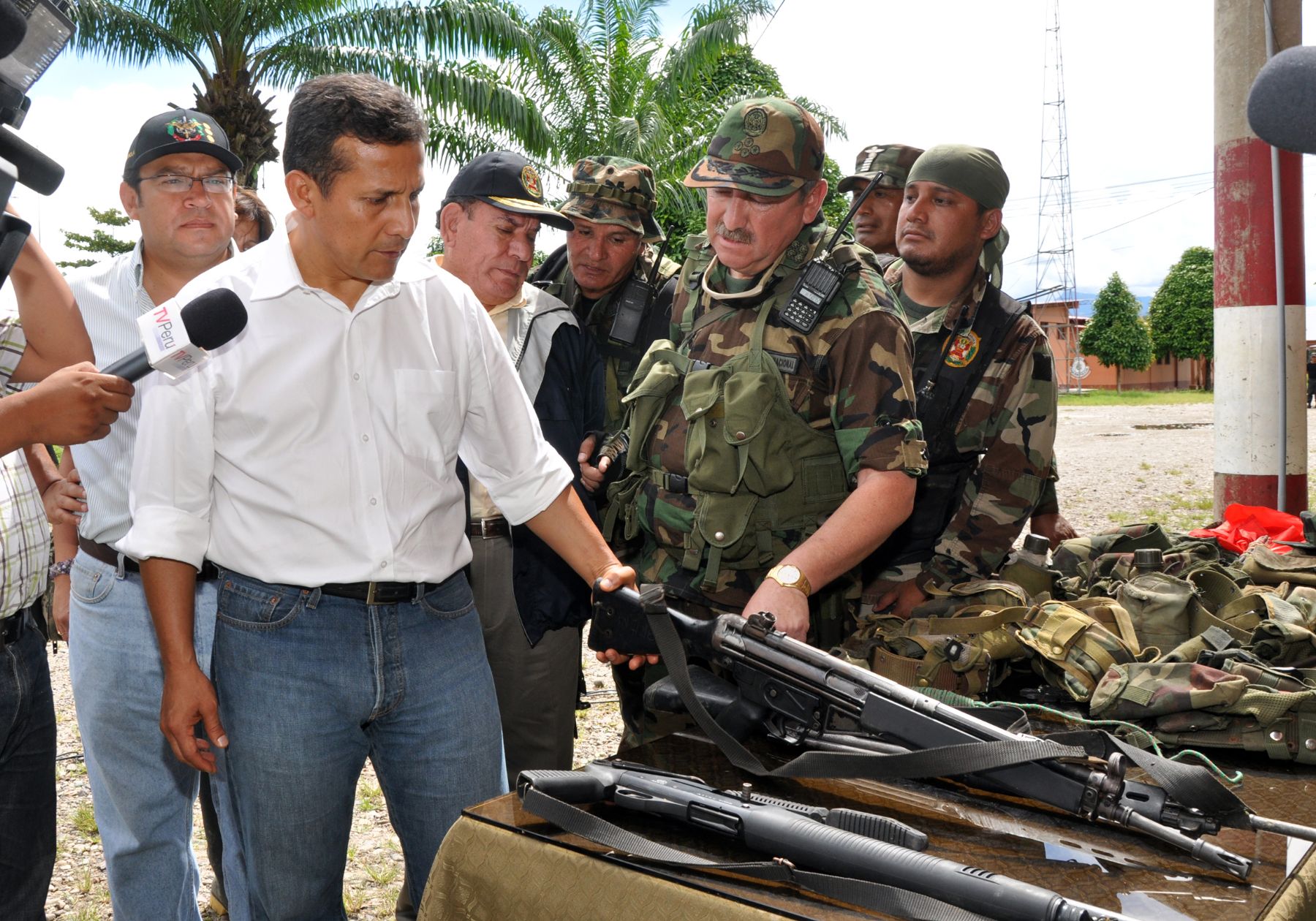 Jefe de Estado,Ollanta Humala, supervisa armamento y pertrechos decomisados a terroristas capturados por la Policía y Fuerzas Armadas Foto:ANDINA/Job Rosales