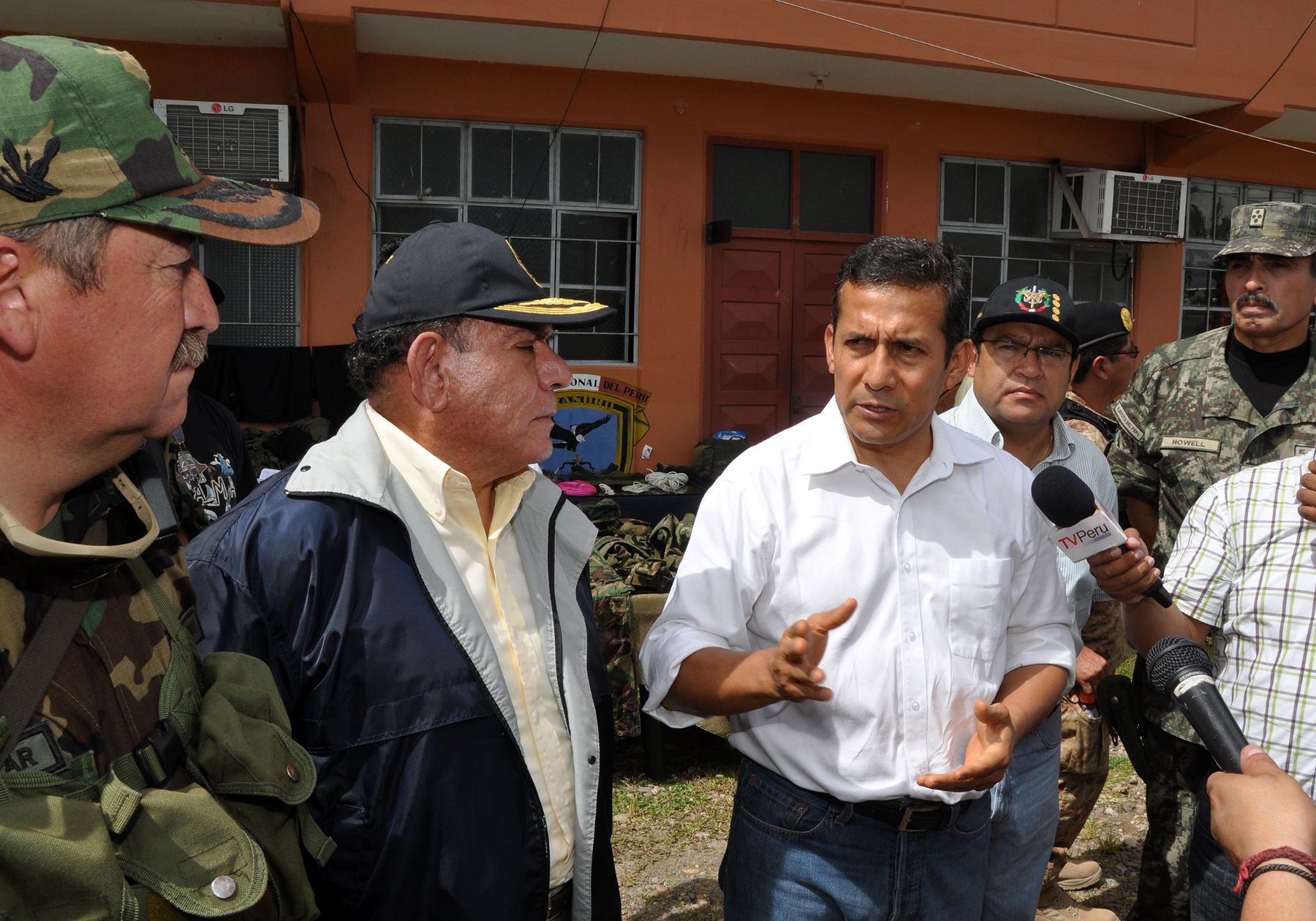 Jefe de Estado,Ollanta Humala, supervisa pertrechos decomisados a terroristas capturados por la Policía y Fuerzas Armadas. Foto:ANDINA/Job Rosales