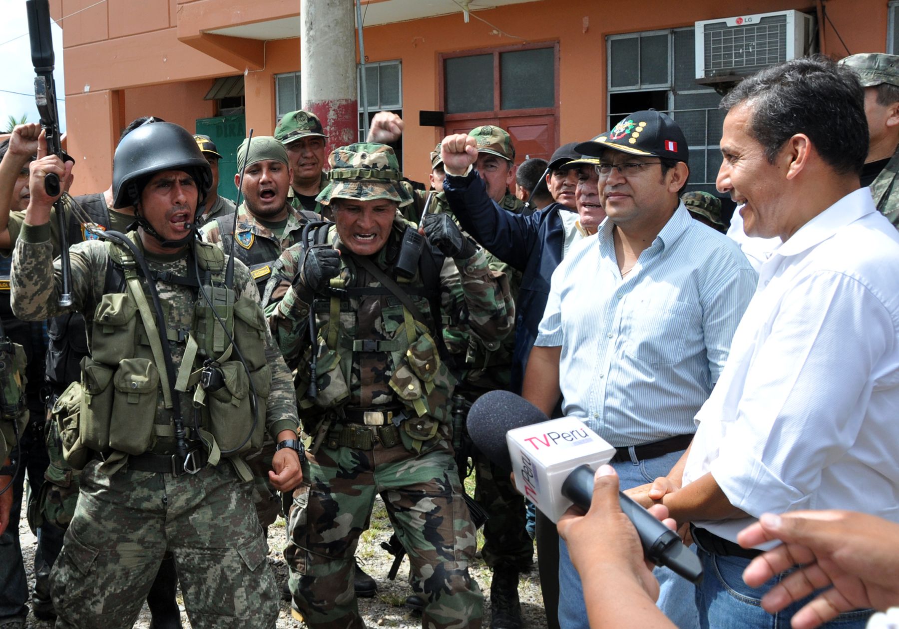 Jefe de Estado,Ollanta Humala, supervisa pertrechos decomisados a terroristas capturados por la Policía y Fuerzas Armadas Foto:ANDINA/Job Rosales