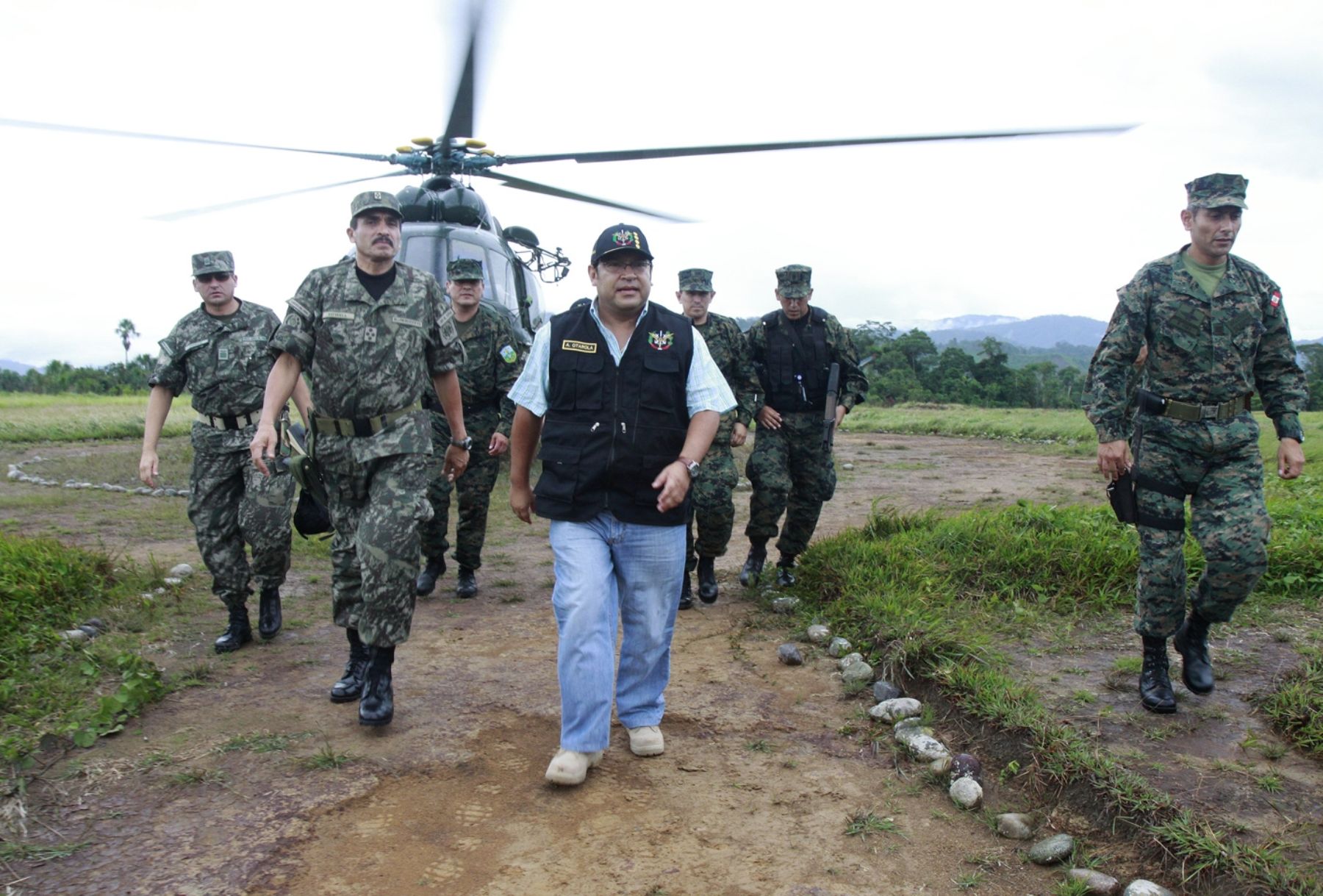 Ministro de Defensa, Alberto Otárola Peñaranda, visita una base antisubversiva. ANDINA/Minde