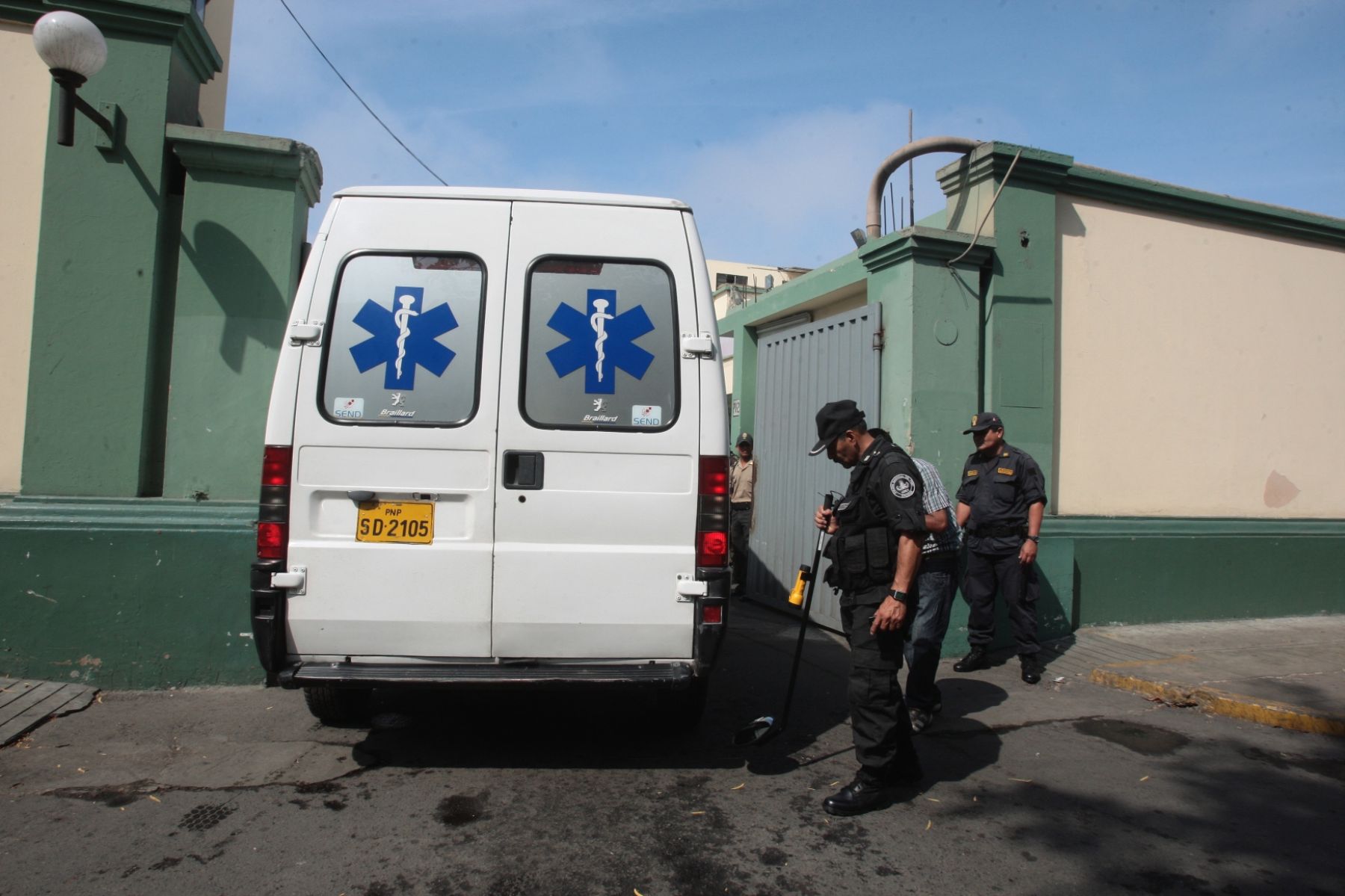 Alrededores del Hospital de la Policía donde se encuentra internado el capturado camarada "Artemio" 
Foto: ANDINA/Juan Carlos Guzmán Negrini.