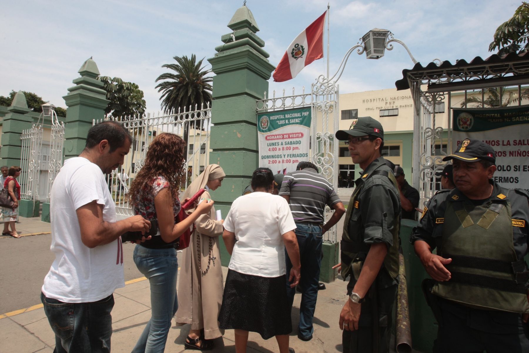 Alrededores del Hospital de la Policía donde se encuentra internado el capturado camarada "Artemio" 
Foto: ANDINA/Juan Carlos Guzmán Negrini.