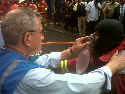 Presidente ejecutivo de EsSalud, Alvaro Vidal, estuvo presente en la atención a personas sofocadas por inhalación de humo en el incendio que consumió parte de una galería en Mesa Redonda. Foto: EsSalud