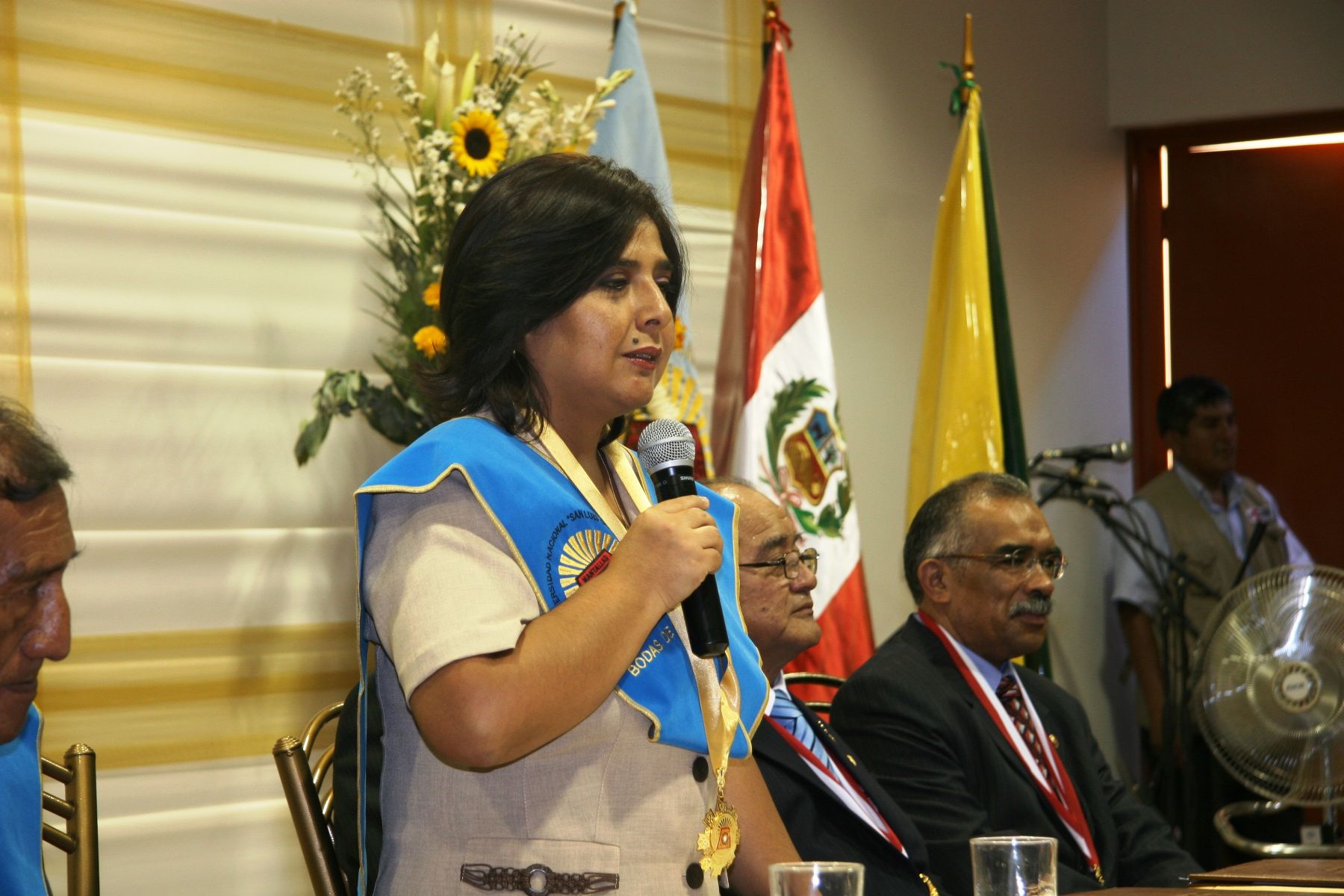 La ministra de la Mujer y Poblaciones Vulnerables, Ana Jara, fue condecorada por la Universidad Nacional San Luis de Gonzaga con la medalla "Bodas de Oro". Foto: Mimp.
