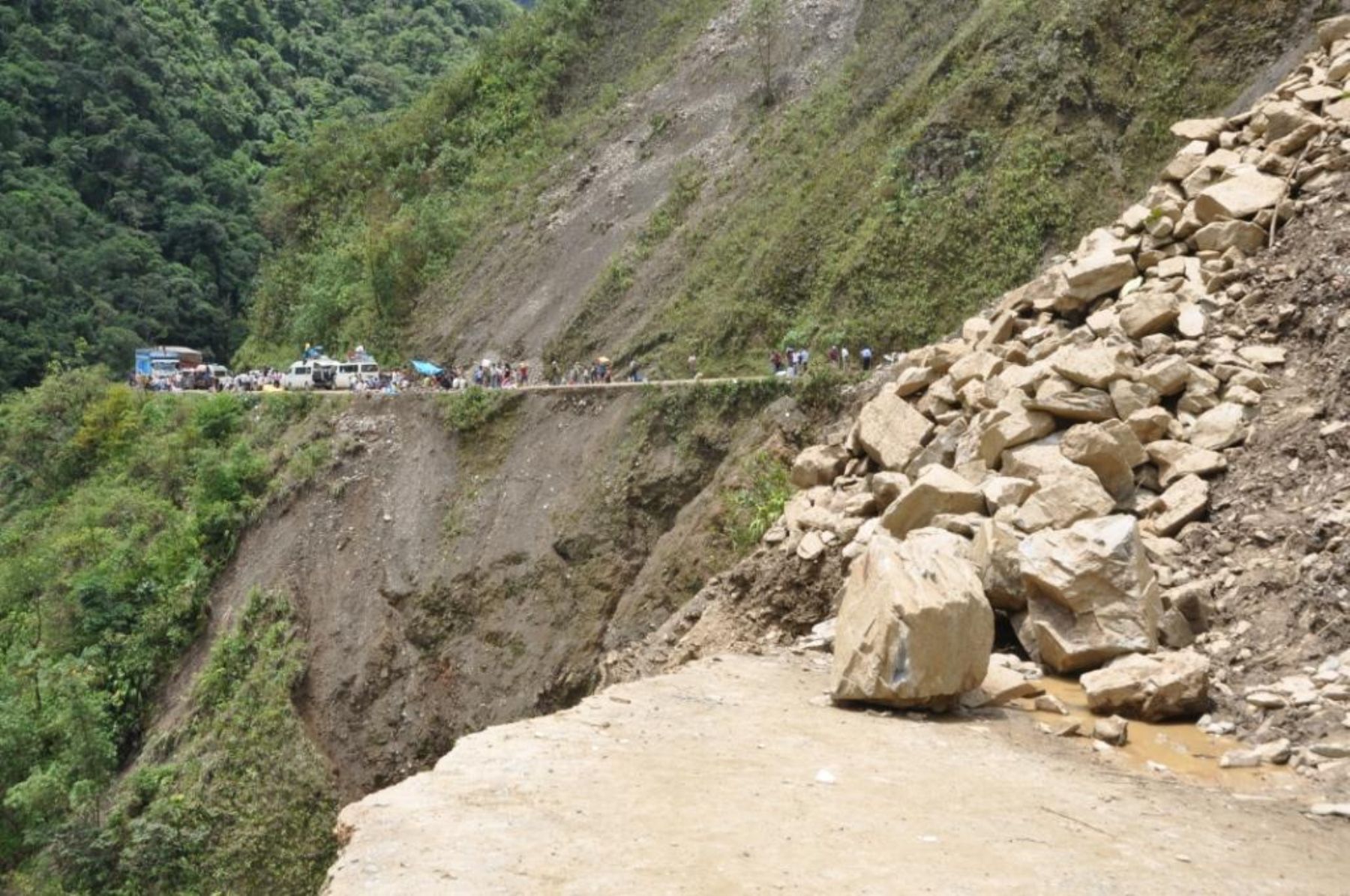 Deslizamiento de piedras se registró esta madrugada en la carretera Panamericana Sur, en la región Arequipa a consecuencia del movimiento sísmico que tuvo como epicentro el distrito de Azángaro, Puno. ANDINA/Difusión