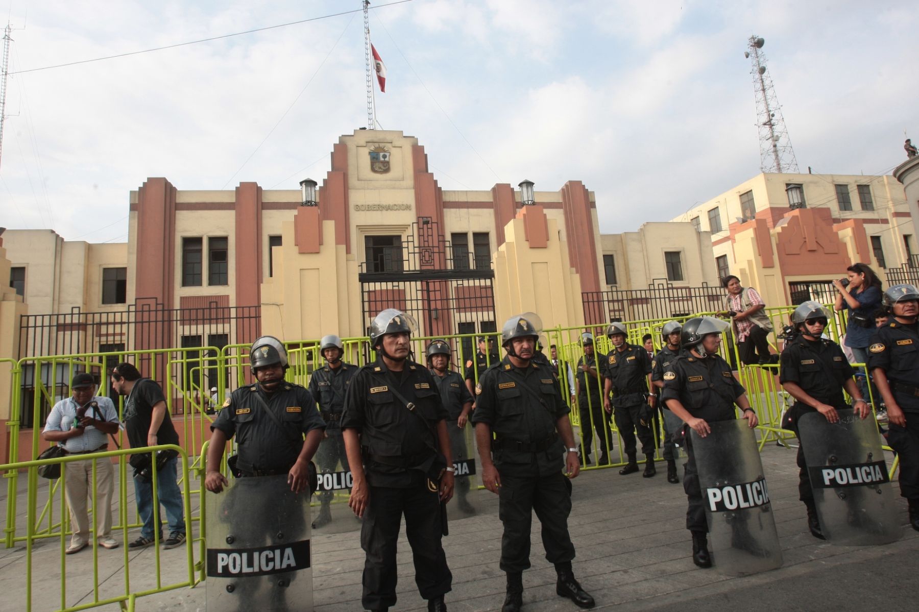 Estrictas medidas de seguridad durante el traslado del cabecilla terrorista "Artemio" a la sede de la Dirección contra el Terrorismo.  Foto: ANDINA/Juan Carlos Guzmán Negrini.