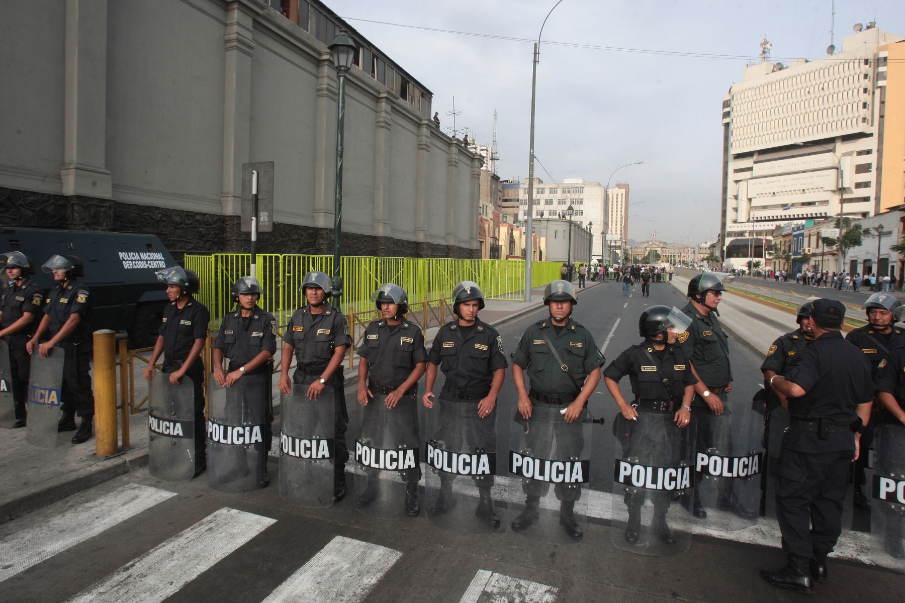Estrictas medidas de seguridad durante el traslado del cabecilla terrorista "Artemio" a la sede de la Dircote.

Foto: ANDINA/Juan Carlos Guzmán Negrini.