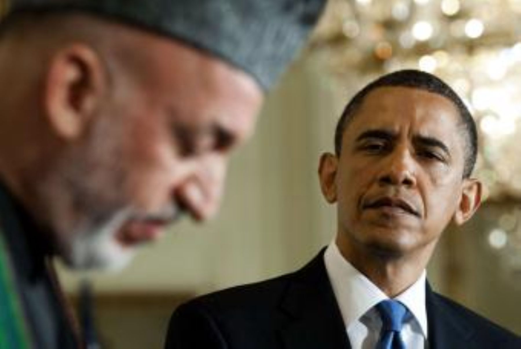 Barack Obama junto a presidente de Afganistán, Hamid Karzai.