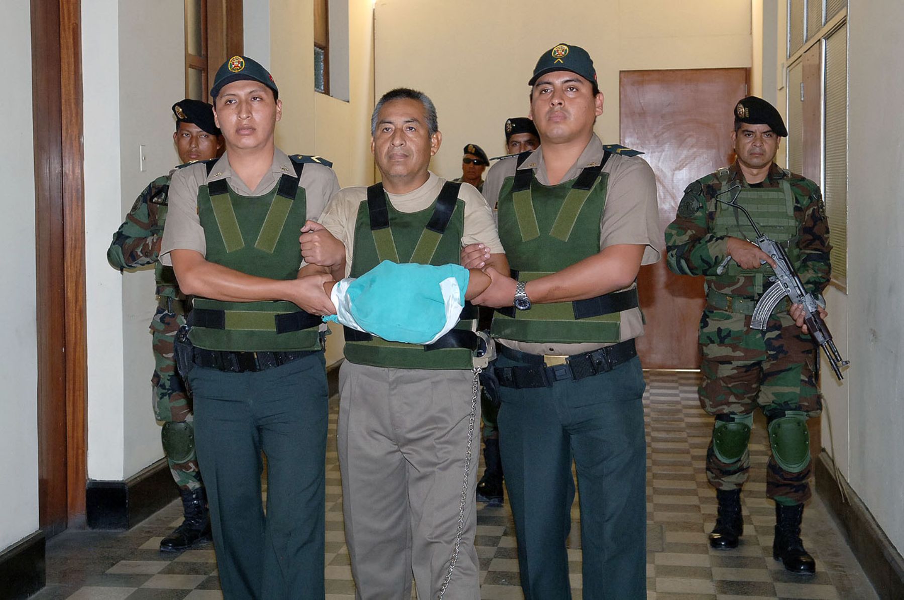 El cabecilla terrorista Florindo Flores Hala, ‘Artemio’, fue trasladado bajo estrictas medidas de seguridad desde la sede de la Dirección Contra el Terrorismo (Dircote) hacia la Base Naval del Callao. Foto: ANDINA/Mininter.