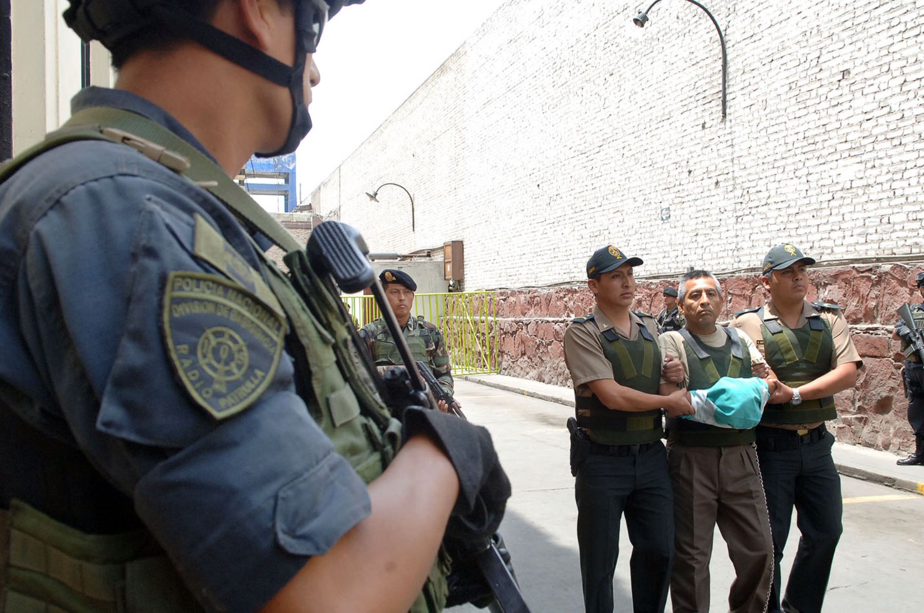 El cabecilla terrorista Florindo Flores Hala, ‘Artemio’, fue trasladado bajo estrictas medidas de seguridad desde la sede de la Dirección Contra el Terrorismo (Dircote) hacia la Base Naval del Callao. Foto: ANDINA/Mininter.