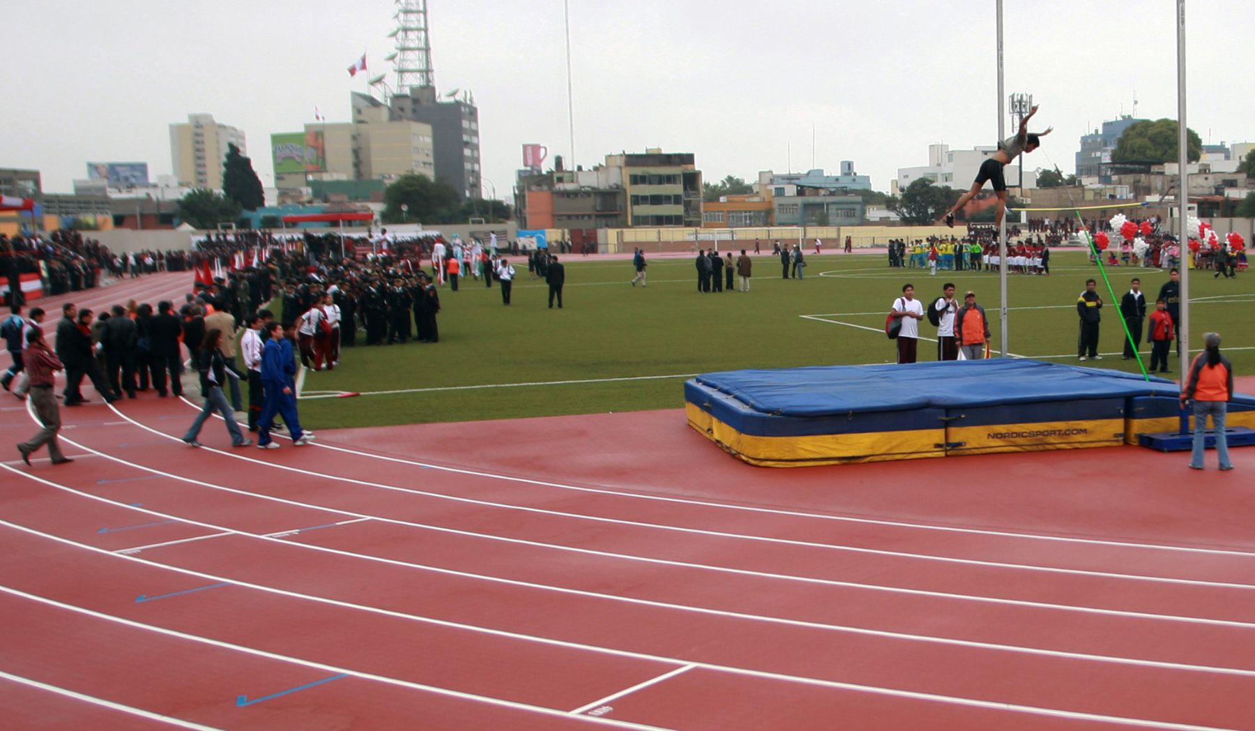 Cancha deportiva en colegio Alfonso Ugarte.
 FotoÑ ANDINA/Archivo.