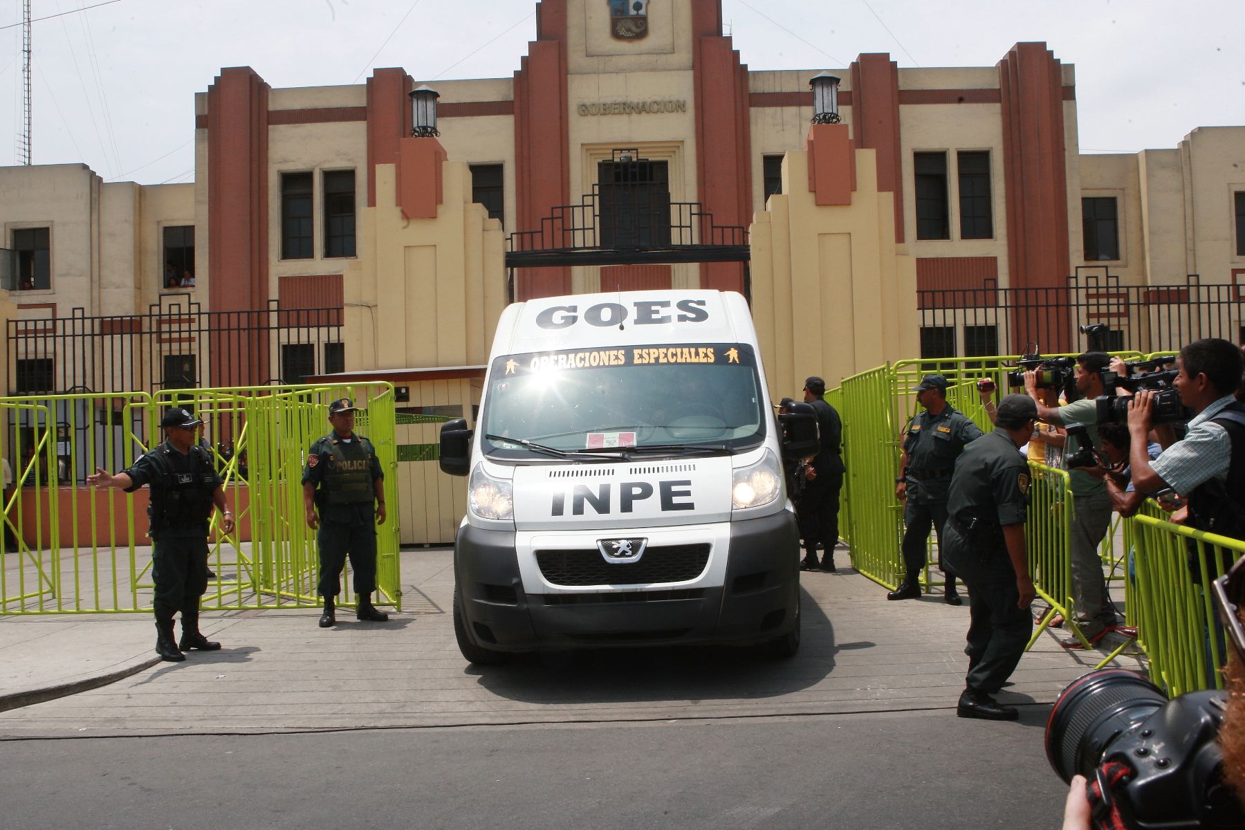 El cabecilla terrorista Florindo Flores Hala, ‘Artemio’, fue trasladado bajo estrictas medidas de seguridad desde la sede de la Dirección Contra el Terrorismo (Dircote) hacia la Base Naval del Callao.
Foto: ANDINA/Norman Córdova.