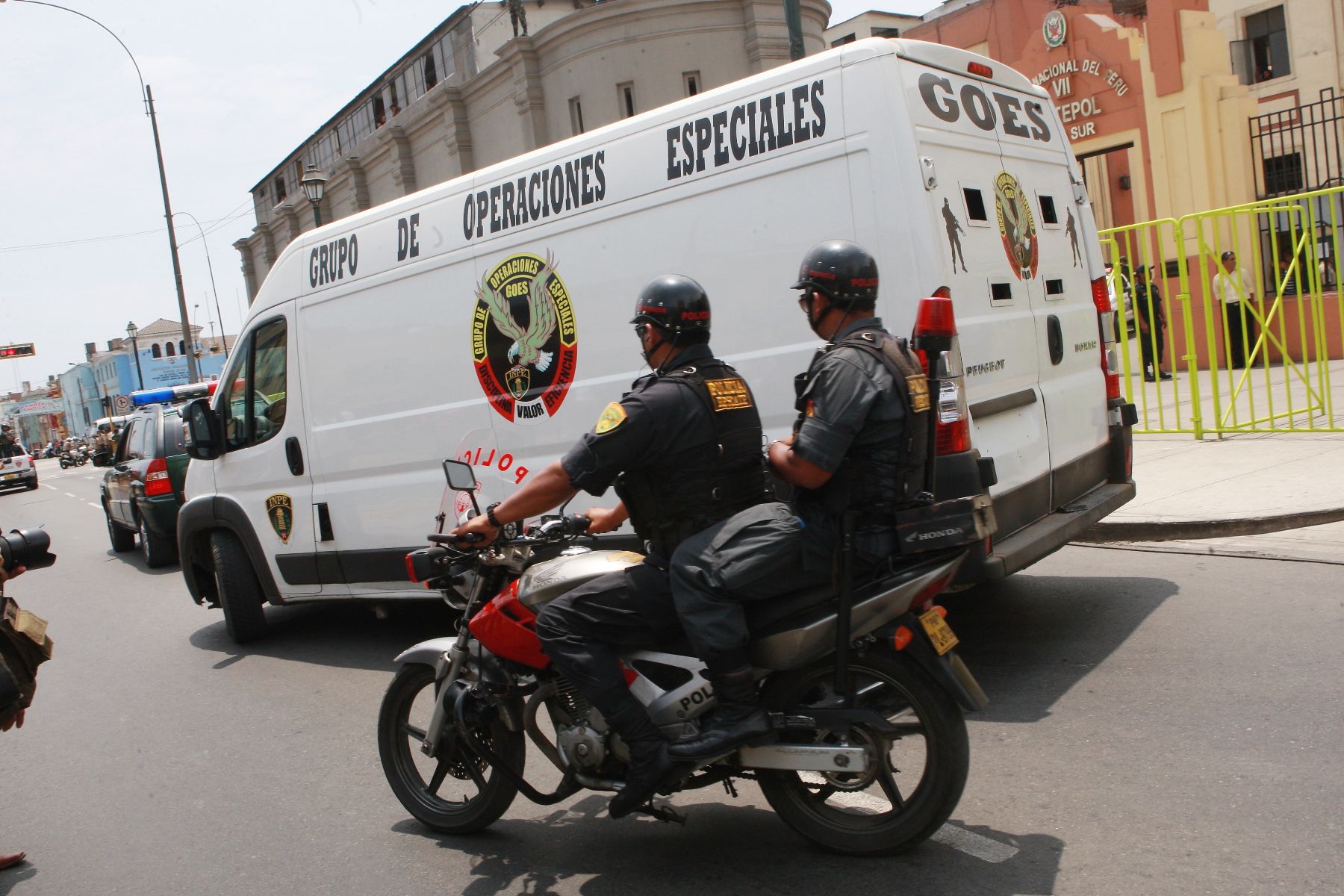 El cabecilla terrorista Florindo Flores Hala, ‘Artemio’, fue trasladado bajo estrictas medidas de seguridad desde la sede de la Dirección Contra el Terrorismo (Dircote) hacia la Base Naval del Callao.
Foto: ANDINA/Norman Córdova.