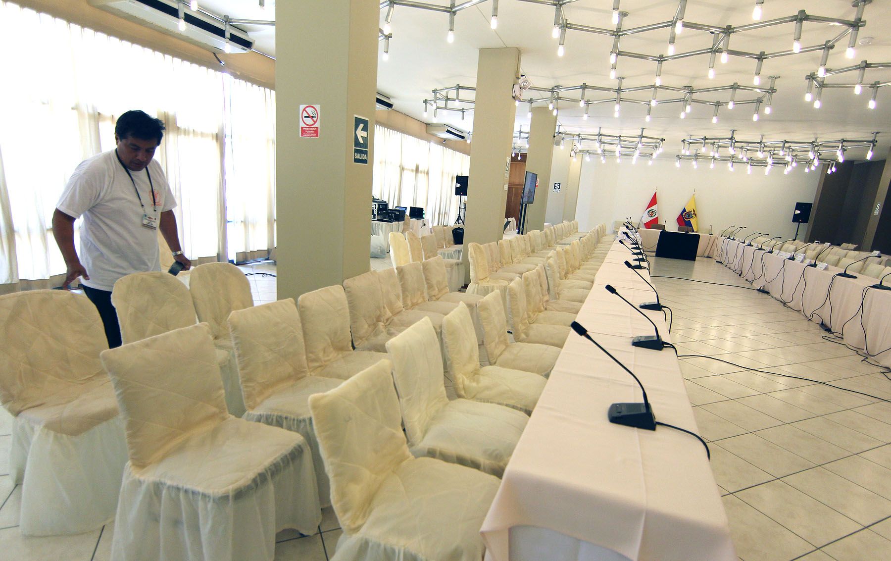 Ya estan listos los ambientes donde se realizará el día de mañana la V Reunión de Gabinete Binacional entre Perú y Ecuador, en el Gran Hotel Chiclayo.
Foto:  ANDINA/ Carlos Lezama.