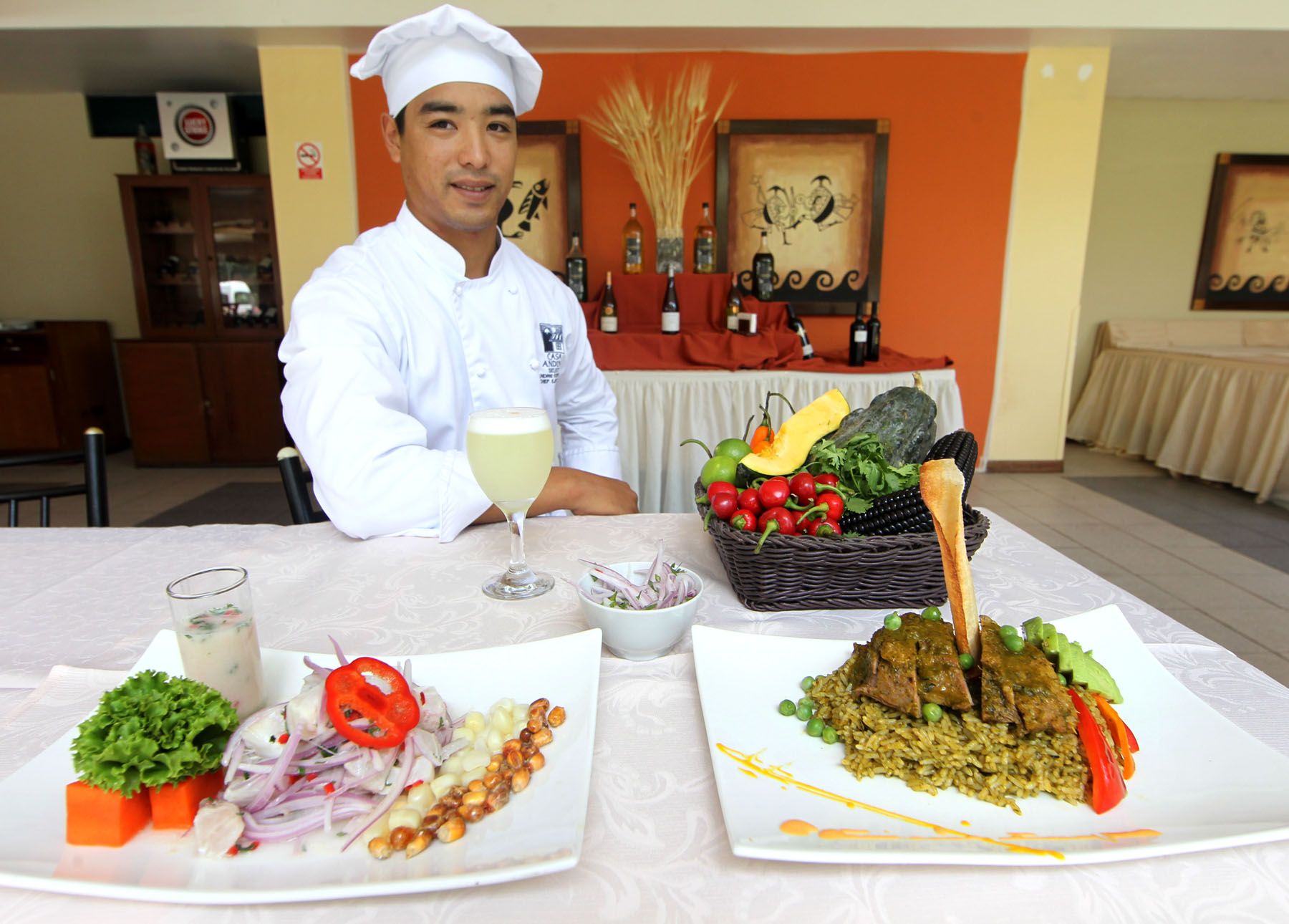 André Kuniyoshi, chef ejecutivo de Casa Andina Select en Chiclayo, será el encargado de dirigir al equipo de 20 cocineros que prepararán el almuerzo para los participantes del Gabinete Binacional.
Foto:  ANDINA/ Carlos Lezama
