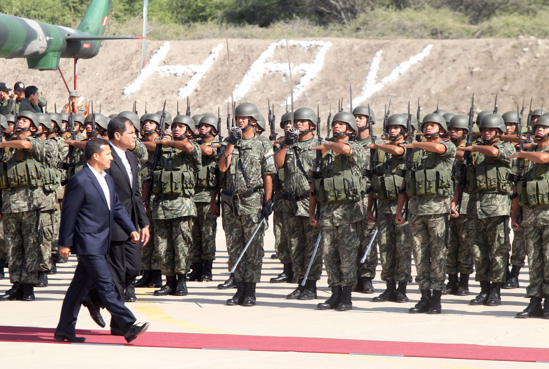 El Presidente de la Republica Ollanta Humala recibe a su homólogo del Ecuador, Rafael Correa, en la ciudad de Chiclayo lugar donde se realiza la Reunión de Gabinete Binacional entre Perú y Ecuador.Foto:  ANDINA/ Carlos Lezama.