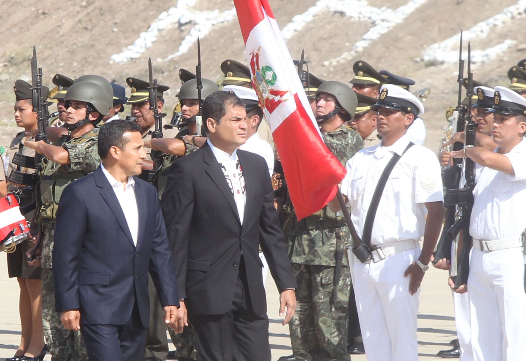 El Presidente Ollanta Humala recibe a su homólogo de Ecuador, Rafael Correa, en la ciudad de Chiclayo lugar donde se realiza la V Reunión de Gabinete Binacional entre Perú y Ecuador.Foto:  ANDINA/ Carlos Lezama.
