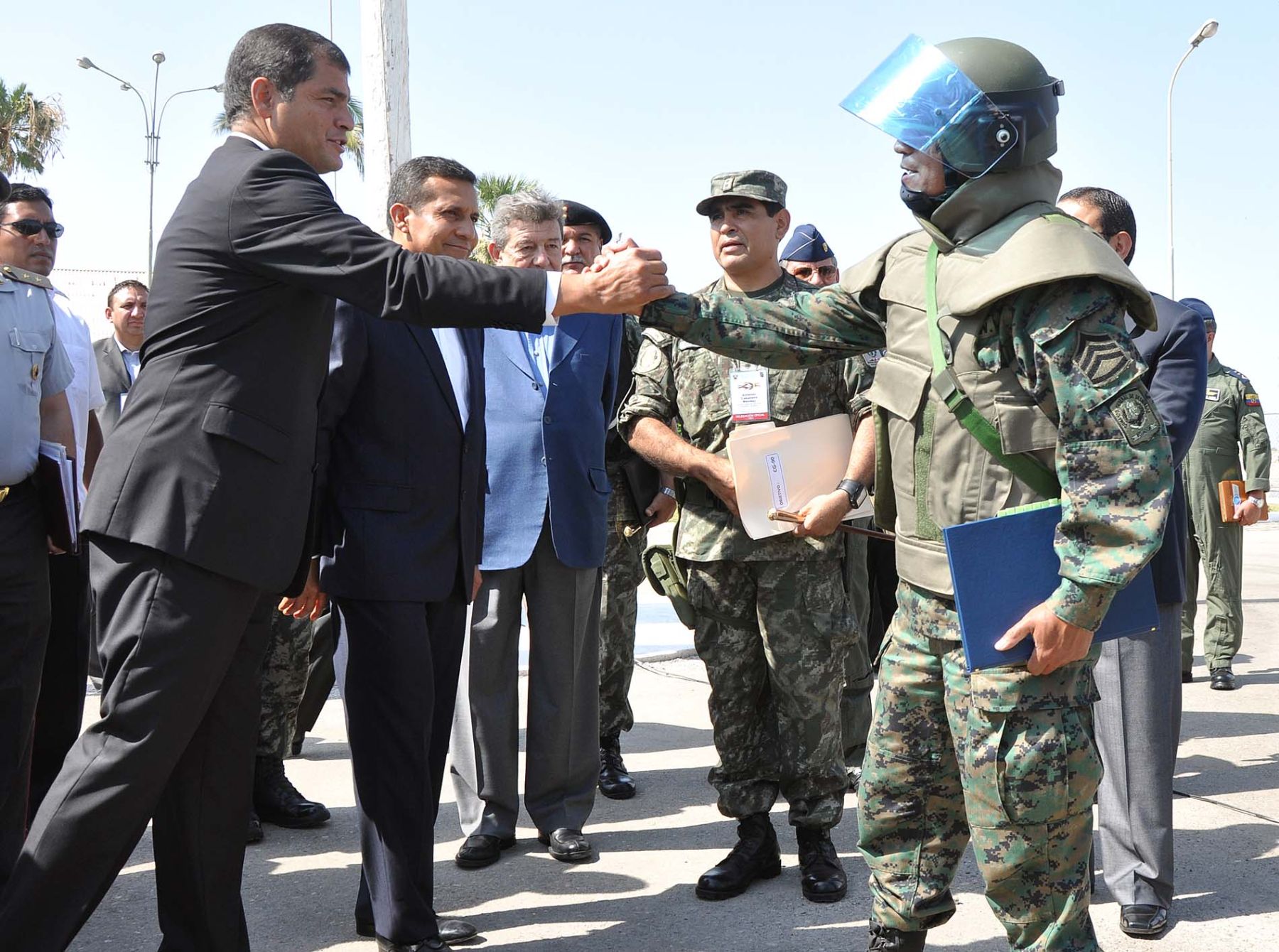 Presidente de la República Ollanta Humala y su homólogo Rafael Correa reciben el saludo de los desminadores de la frontera Perú-Ecuador.

Foto: ANDINA/Prensa Presidencia