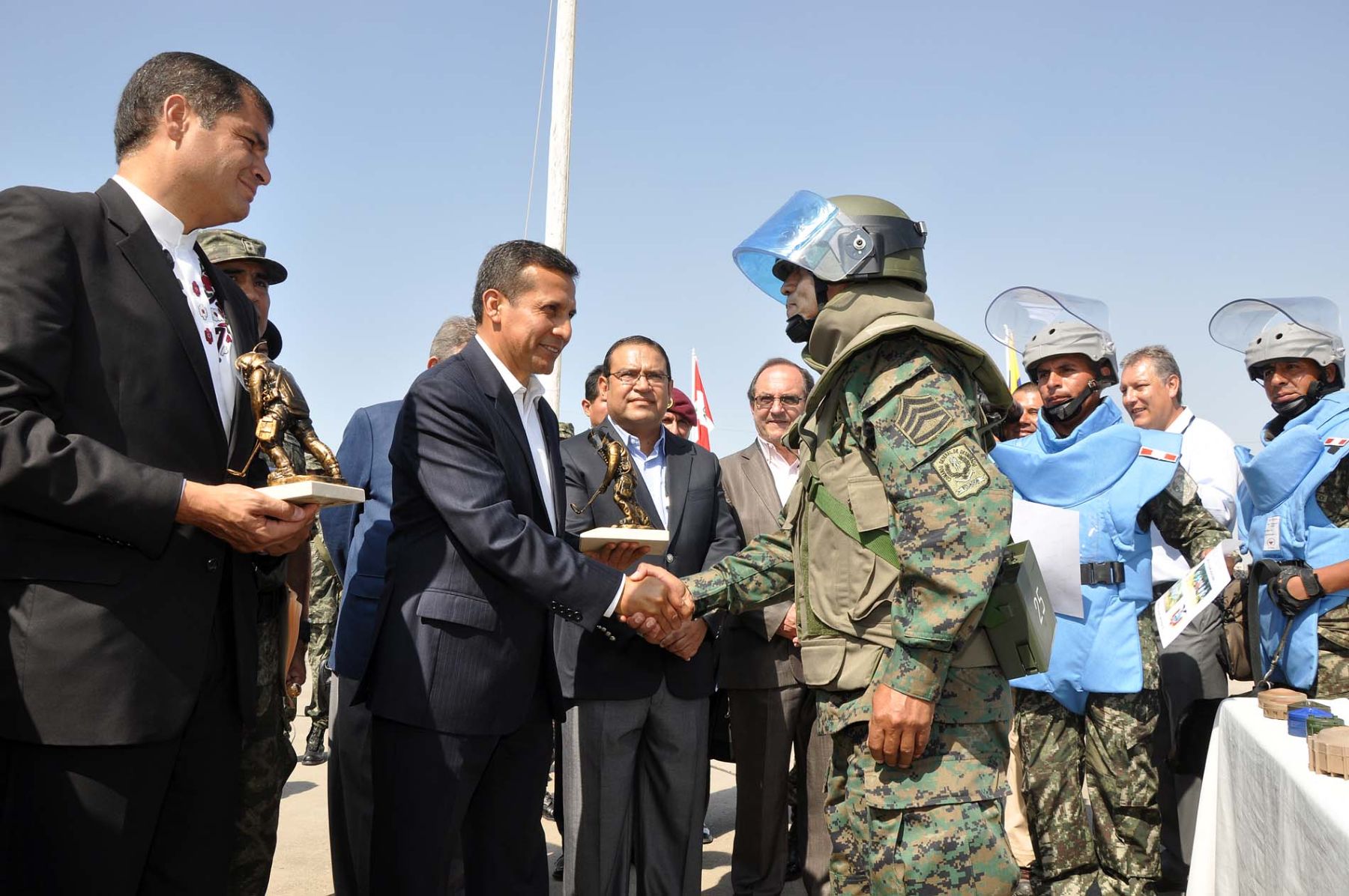 Presidente de la República Ollanta Humala y su homólogo Rafael Correa reciben el saludo de los desminadores de la frontera Perú-Ecuador.

Foto: ANDINA/Prensa Presidencia