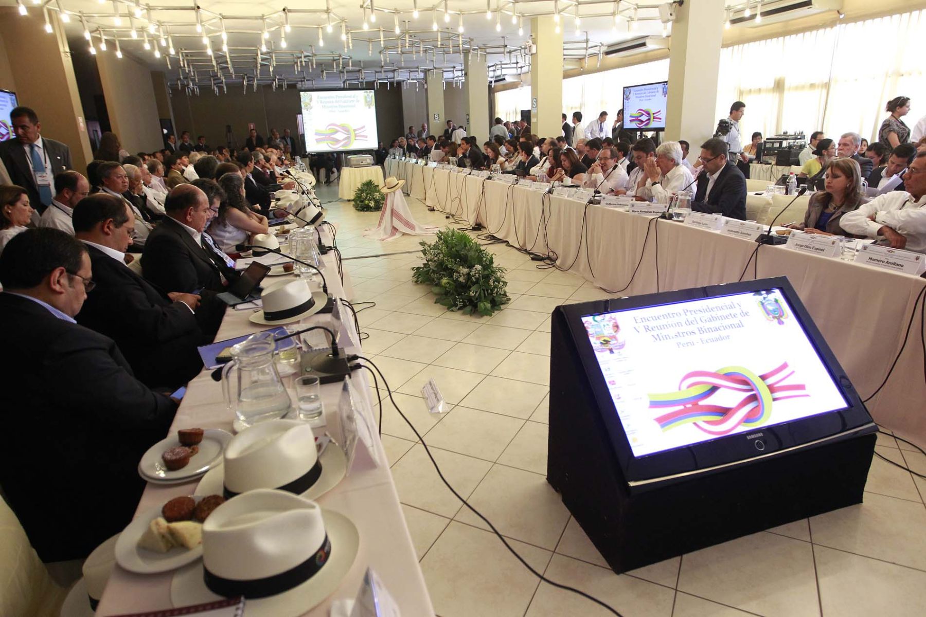 Presidente del Consejo de Ministros Óscar Valdés y el canciller de la república del Ecuador Ricardo Patiño, encabezan la reunión del Gabinete Binacional en la ciudad de Chiclayo.

Foto: ANDINA/Prensa Presidencia
