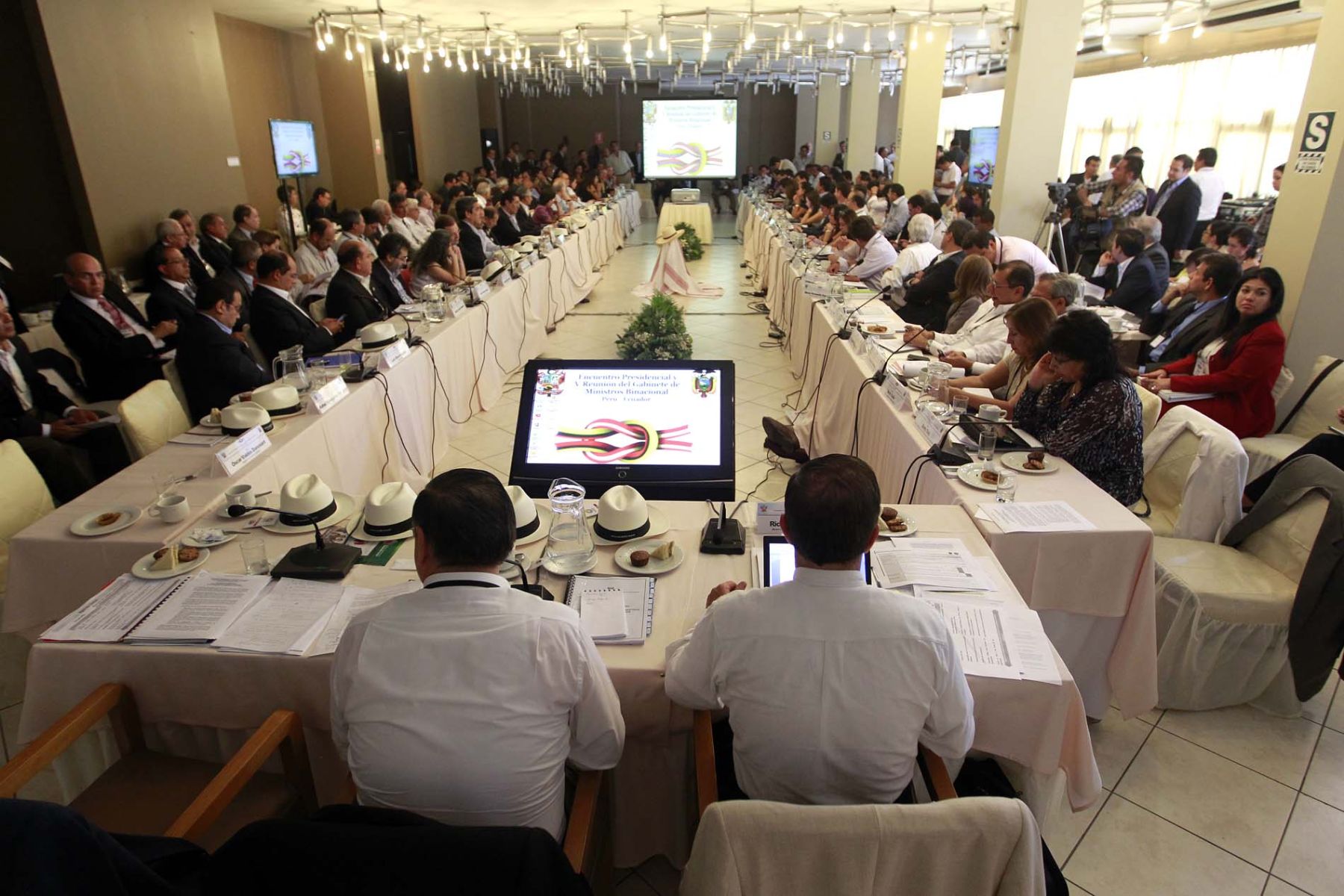 Presidente del Consejo de Ministros Óscar Valdés y el canciller de la república del Ecuador Ricardo Patiño, encabezan la reunión del Gabinete Binacional en la ciudad de Chiclayo.

Foto: ANDINA/Prensa Presidencia