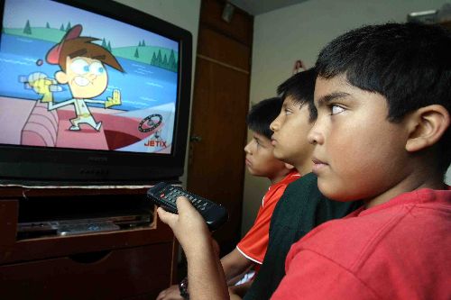 El uso de la televisión, Tablet o laptop en el dormitorio del niño debe estar supervisado por los padres de familia. Foto: ANDINA/archivo
