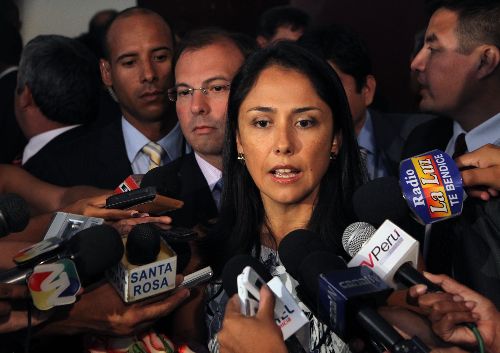 La Primera Dama de la Nación, Nadine Heredia, declara a la prensa luego de participar en ceremonia central por el Día Mundial del Consumidor,  en San Borja. Foto: ANDINA/Carlos Lezama.