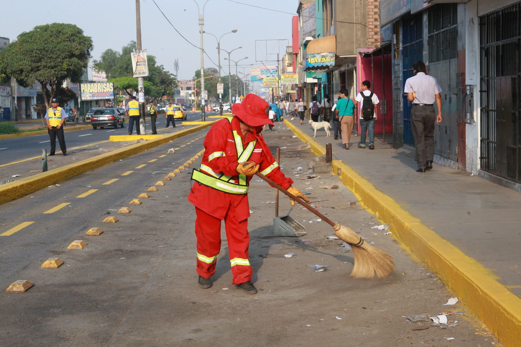 Obrero municipal de limpieza. ANDINA/Norman Córdova