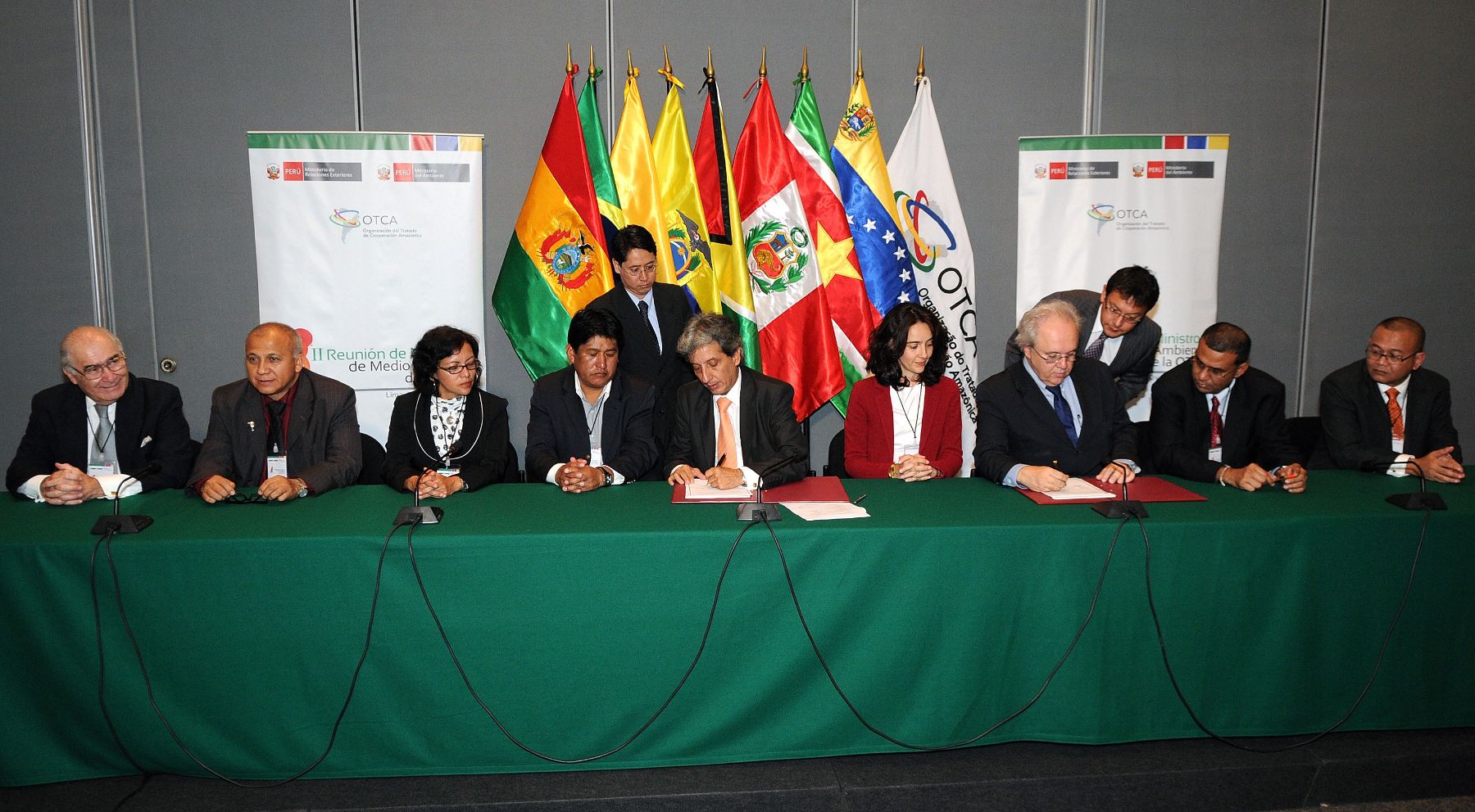 Los Ministros del Ambiente de la Organización del Tratado de
Cooperación Amazónica suscribieron en la sede de la Cancillería los
Compromisos de Lima, resultado de la II Reunión de Ministros del Ambiente de la OTCA .
 Foto: ANDINA/RREE/Daniel Malpica.