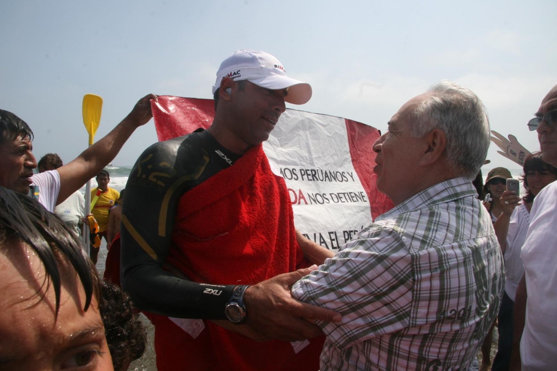 Viceministro de Poblaciones Vulnerables, Julio Rojas Julca, recibe a nadador Antonio Orjeda, quien culminó con éxito cuarta Travesía contra la Violencia Infantil, recorriendo 35 kilómetros a mar abierto entre Cerro Azul y Asia, al sur de Lima.  Foto: MIMP