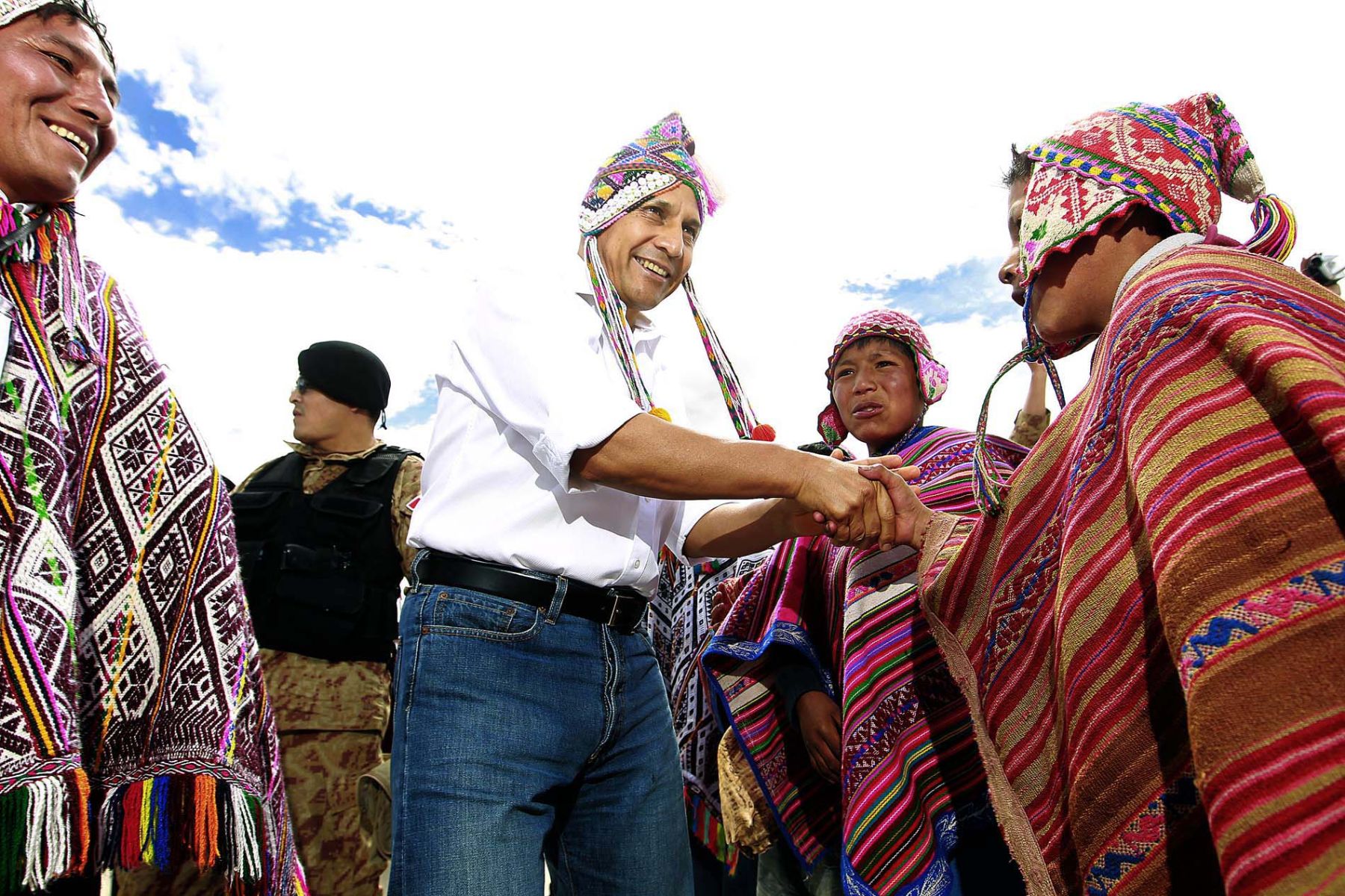 El presidente peruano, Ollanta Humala, saluda a pobladores del pueblo de San Sebastíán, luego de anunciar que el gas del "Lote 88" ha quedado liberado para el consumo interno.  
Foto: ANDINA/Prensa Presidencia