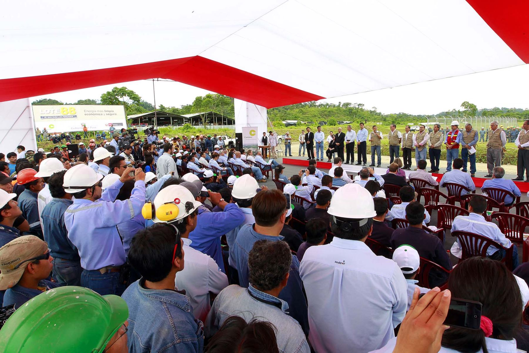 Presidente de la República, Ollanta Humala, participa en ceremonia de entrega de documentos y develación del hito que marca la recuperación del gas natural del Lote 88 del Proyecto Camisea al consumo interno. Foto: ANDINA/Prensa Presidencia