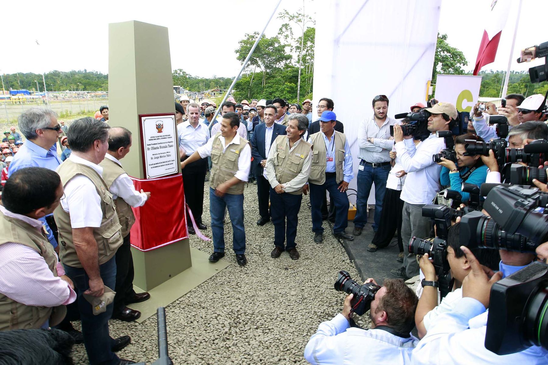 Presidente de la República, Ollanta Humala, participa en ceremonia de entrega de documentos y develación del hito que marca la recuperación del gas natural del Lote 88 del Proyecto Camisea al consumo interno. Foto: ANDINA/Prensa Presidencia
