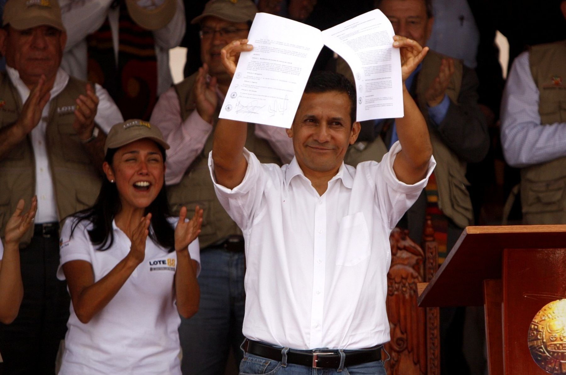 El presidente de la República, Ollanta Humala, participa en la ceremonia de suscripción del Decreto Supremo que destina la producción del gas natural del Lote 88 del Proyecto Camisea al consumo interno, en la Plaza de San Sebastián, en el Cusco,
 Foto: ANDINA/ Percy Hurtado