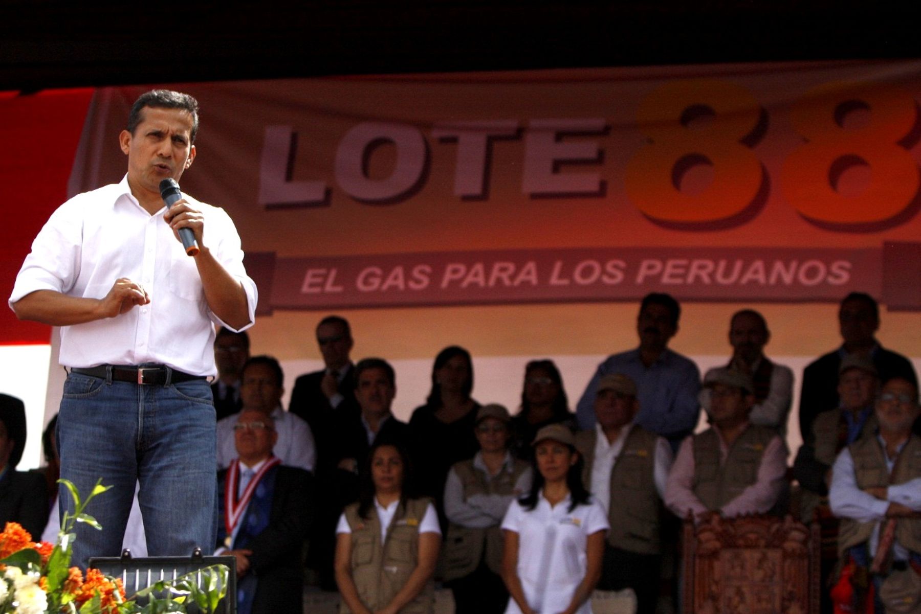 El presidente de la República, Ollanta Humala, participa en la ceremonia de suscripción del Decreto Supremo que destina la producción del gas natural del Lote 88 del Proyecto Camisea al consumo interno, en la Plaza de San Sebastián, en el Cusco. Foto: ANDINA/ Percy Hurtado.