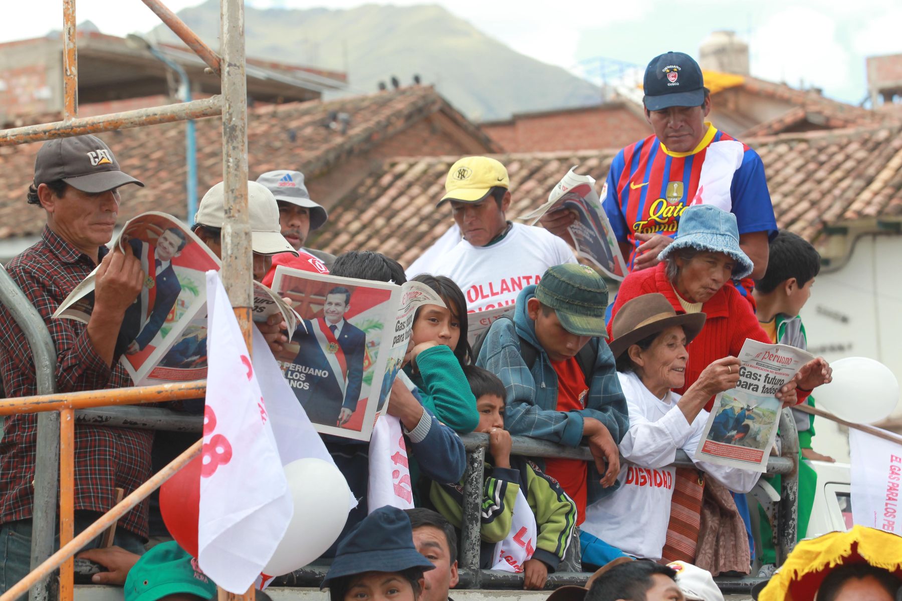 Pobladores del pueblo de San Sebastíán en el Cuzco, celebran   el anuncio que  el gas del "Lote 88" quedó liberado para el consumo interno.


Foto: ANDINA/Prensa Presidencia

Foto: ANDINA/Prensa Presidencia