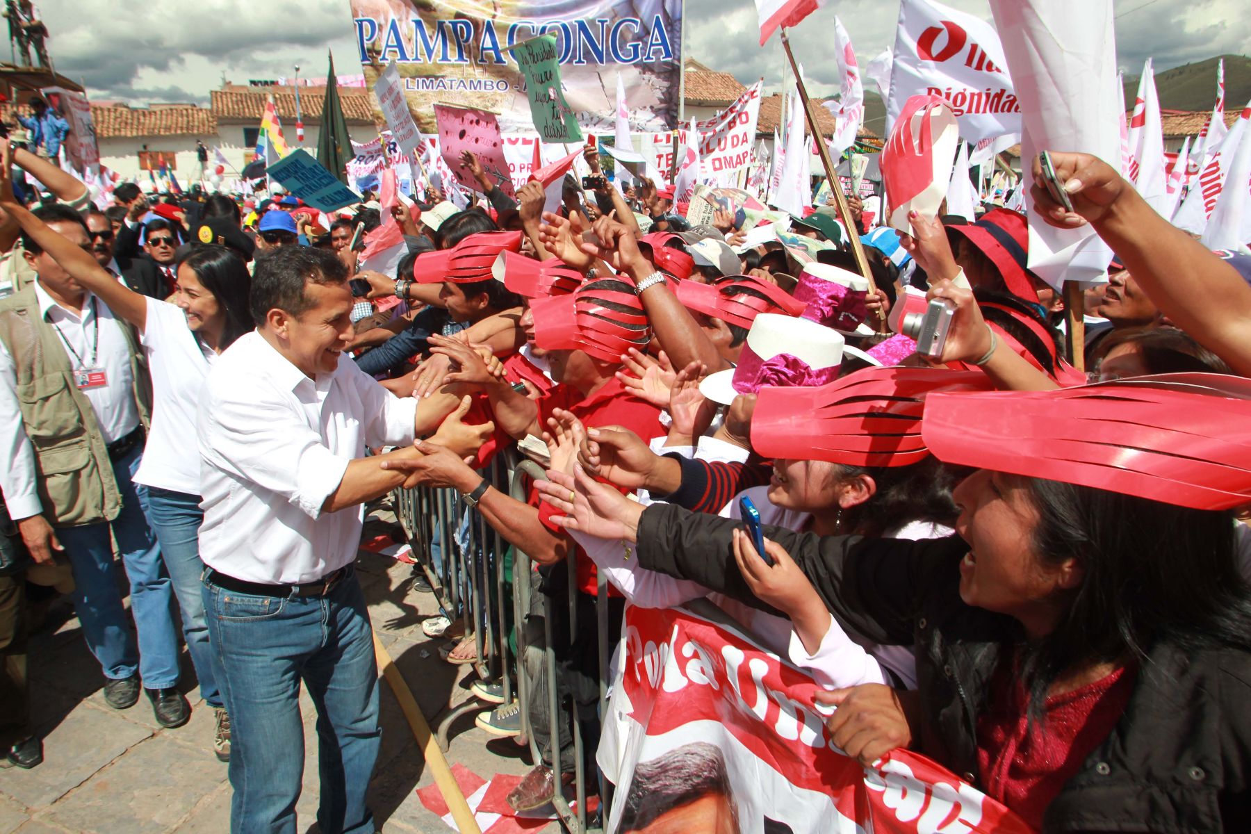 El presidente peruano, Ollanta Humala, saluda a pobladores del pueblo de San Sebastíán, luego de anunciar que el gas del "Lote 88" ha quedado liberado para el consumo interno.

Foto: ANDINA/Prensa Presidencia
