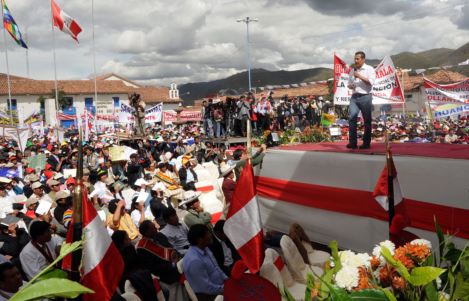 El presidente de la República, Ollanta Humala, participa en la ceremonia de suscripción del Decreto Supremo que destina la producción del gas natural del Lote 88 del Proyecto Camisea al consumo interno, en la Plaza de San Sebastián, en el Cusco. 
Foto: ANDINA/Prensa Presidencia