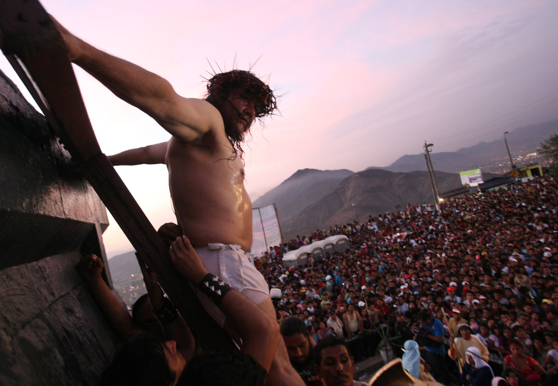 Mario Valencia, conocido como el Cristo Cholo, escenifica el Via Crucis de Jesús en Viernes Santo, en la cumbre del cerro San Cristóbal. Foto: ANDINA/Vidal Tarqui.