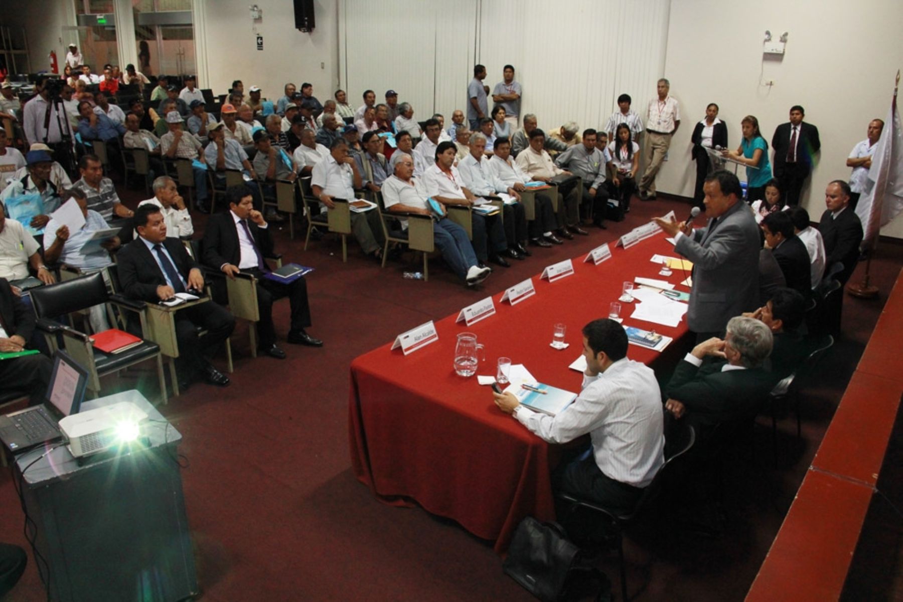 Ministro de la Producción, José Urquizo, se reunió con más de 200 pescadores jubilados. Foto: ANDINA/ Difusión.
