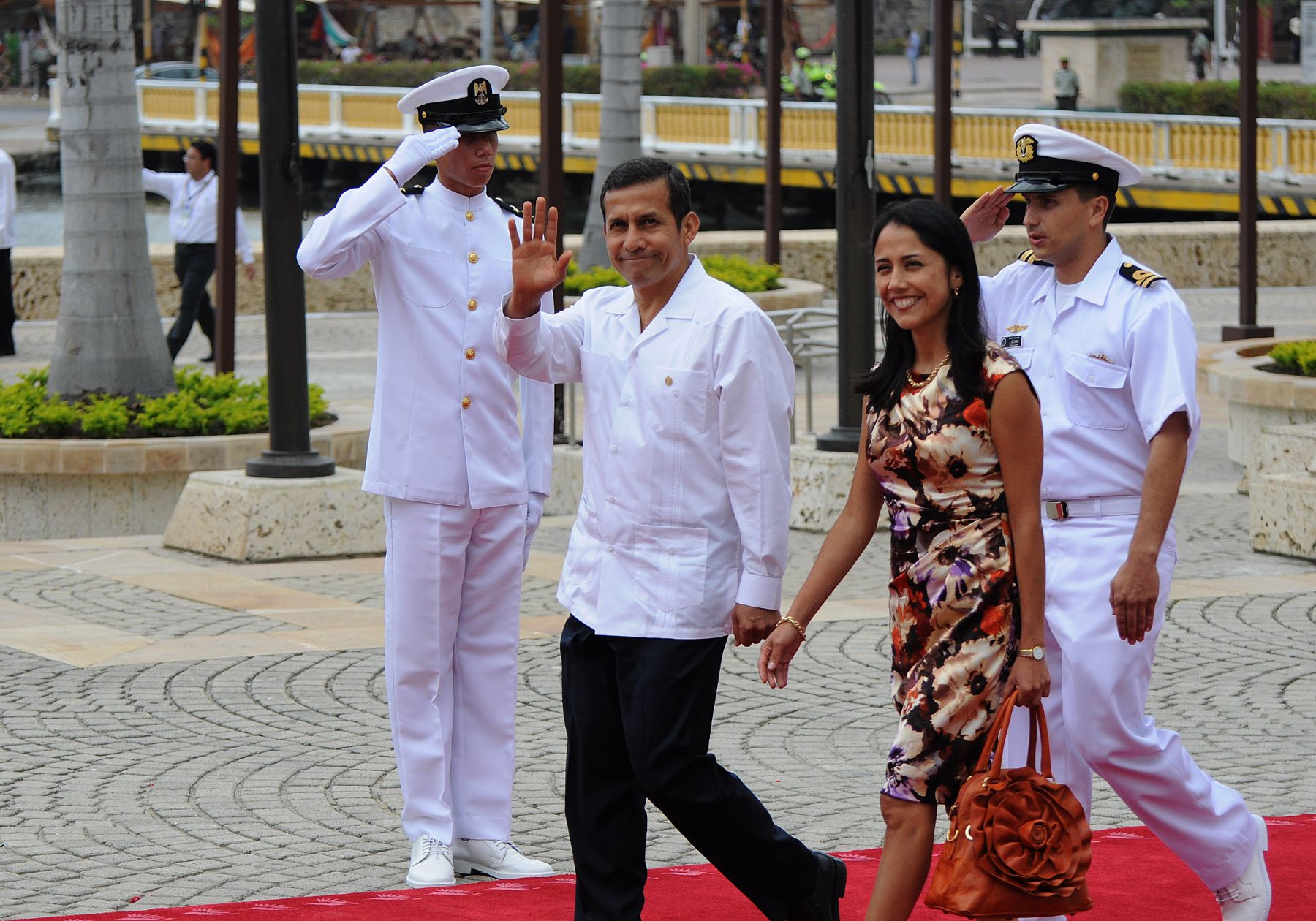 Jefe de Estado, Ollanta Humala, y Primera Dama, Nadine Heredia, fueron recibidos en el Centro de Convenciones de Cartagena de Indias, por el mandatario de Colombia, Juan Manuel Santos, y esposa.

Foto: ANDINA/Prensa Presidencia
