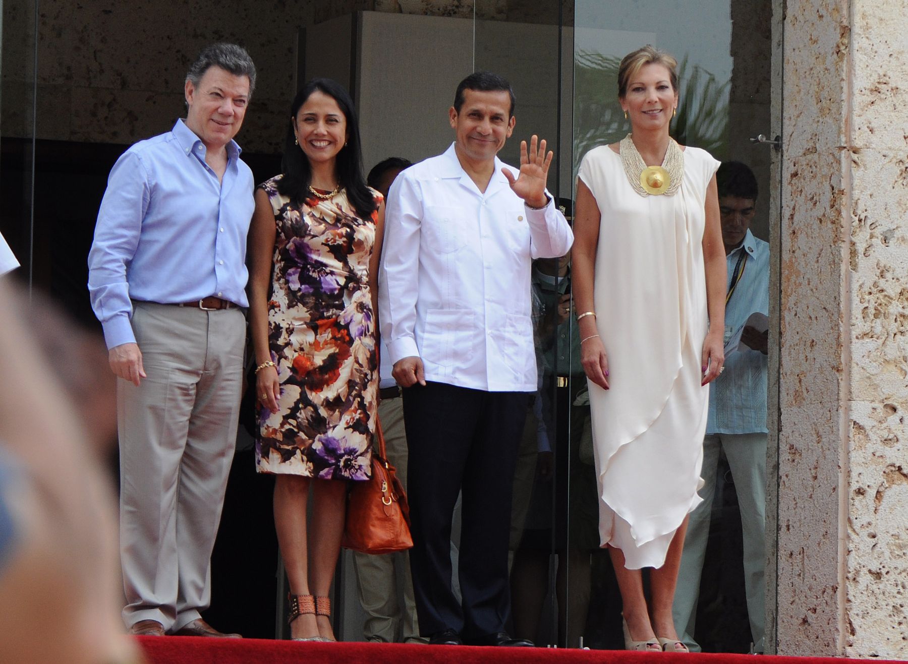 Jefe de Estado, Ollanta Humala, y Primera Dama, Nadine Heredia, fueron recibidos en el Centro de Convenciones de Cartagena de Indias, por el mandatario de Colombia, Juan Manuel Santos y esposa.

Foto: ANDINA/Prensa Presidencia