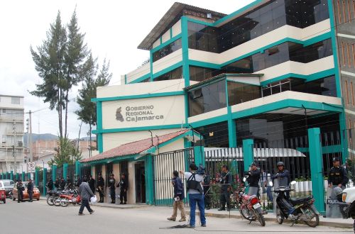Policía resguarda sede del Gobierno Regional de Cajamarca. Foto: ANDINA/Eduard Lozano.